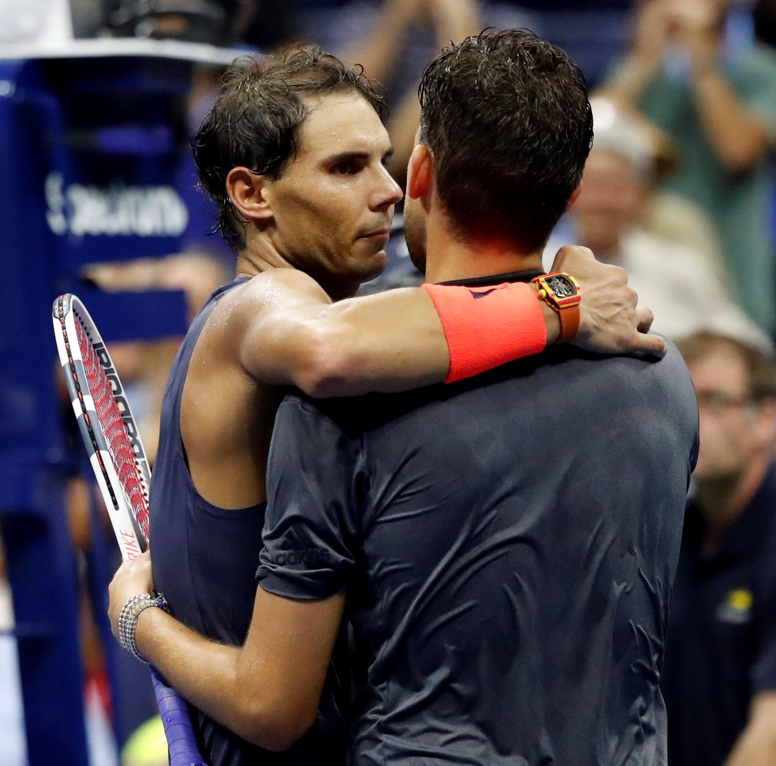 Rafa Nadal abraza a Thiem al término del encuentro entre ambos.