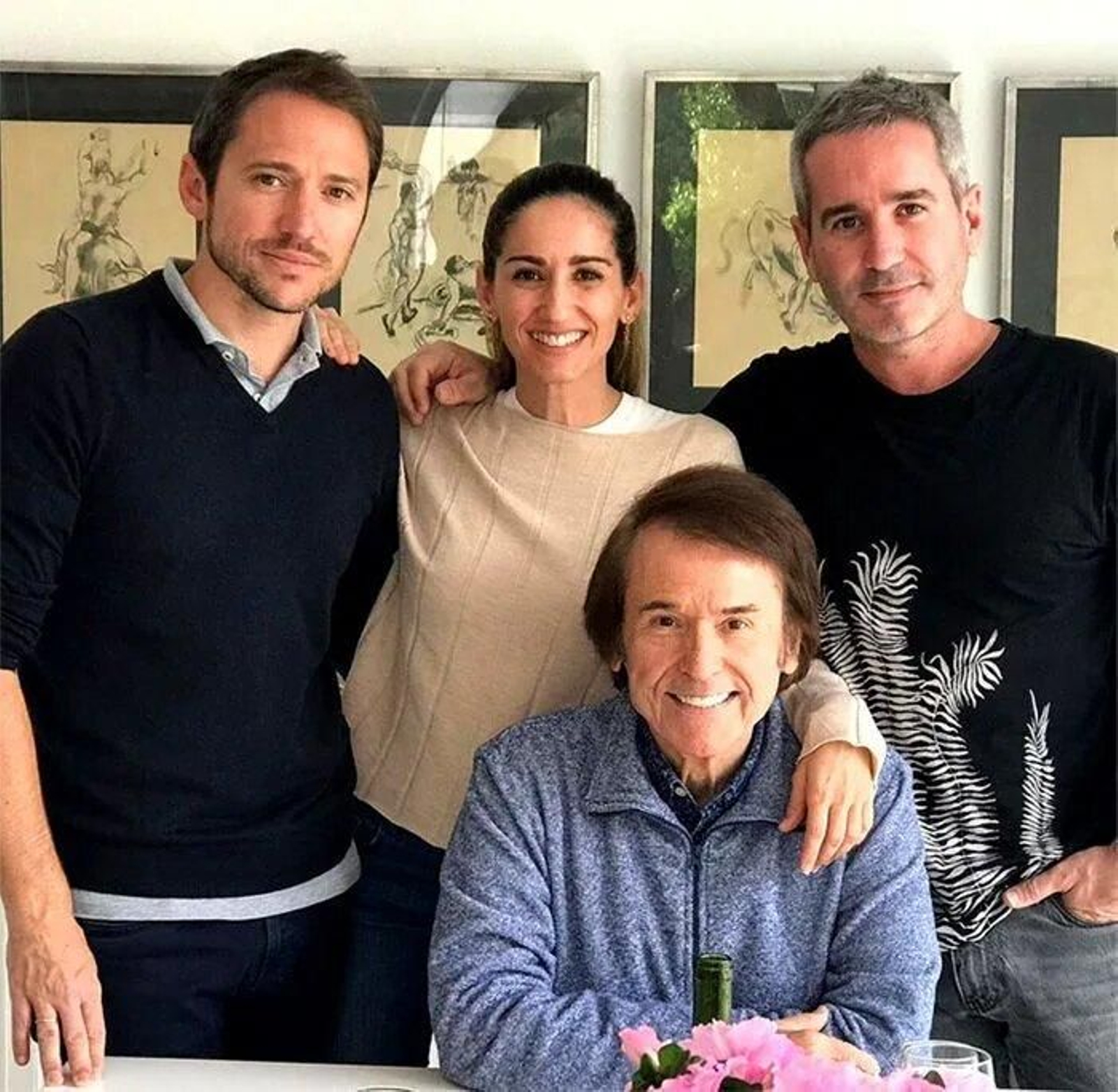 El cantante Raphael junto a sus tres hijos: Manuel, Alejandra y Jacobo.