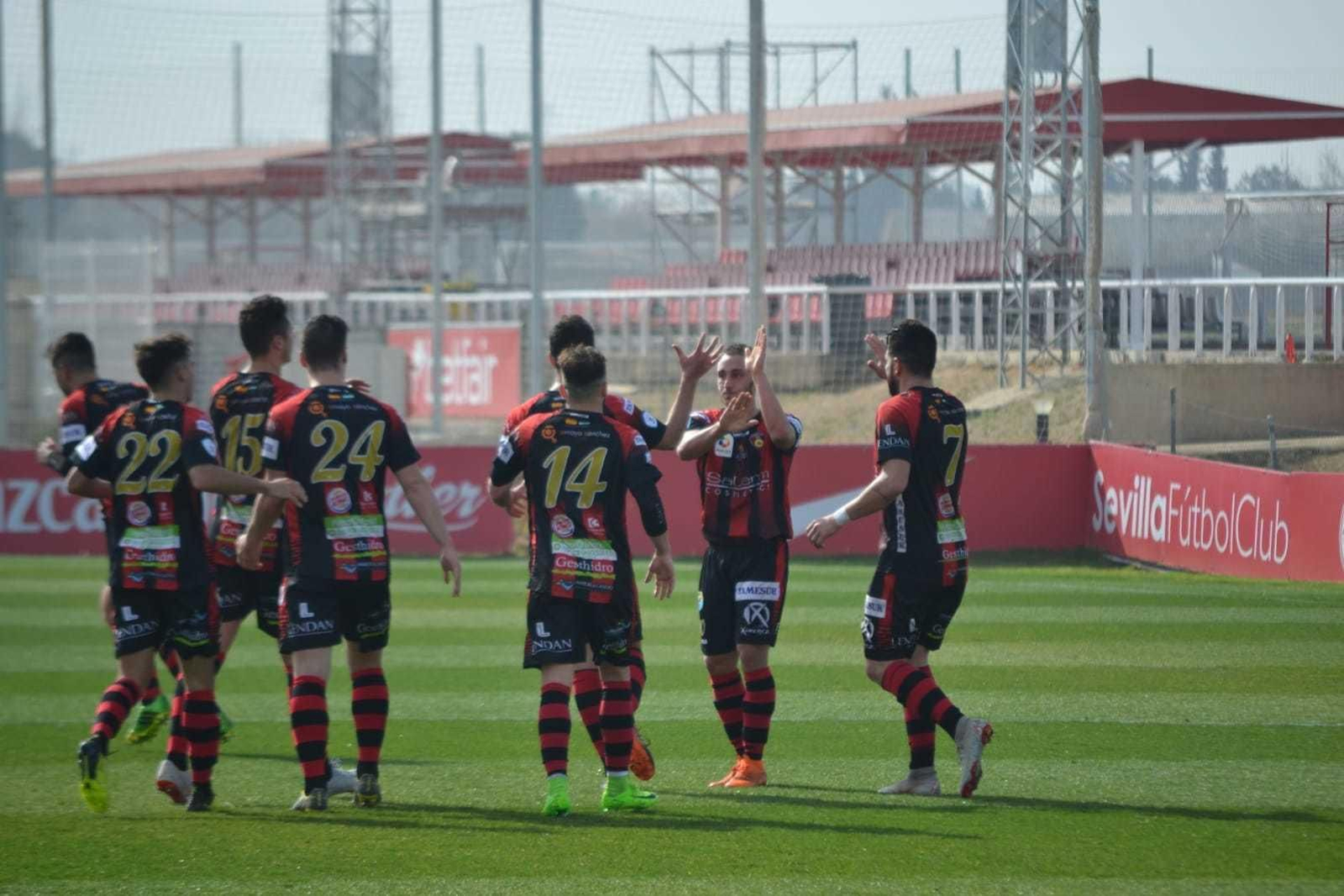 Los jugadores del Puente Genil celebran el primer gol de Ismael al Sevilla C.