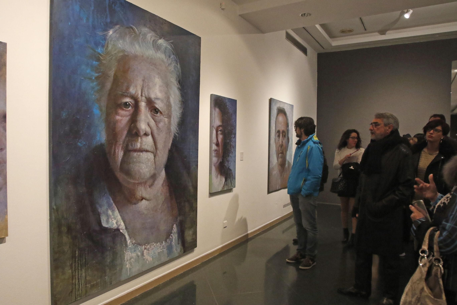 Público en Vimcorsa, observando las obras de Rafael Cervantes.