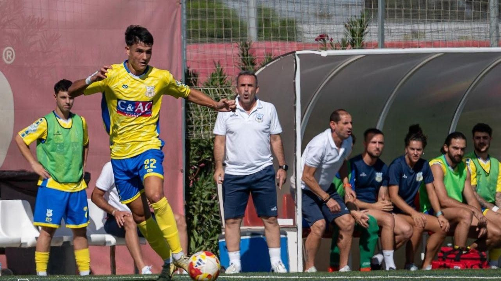 Santi Carvajal, al fondo, da instrucciones durante un partido del Coria