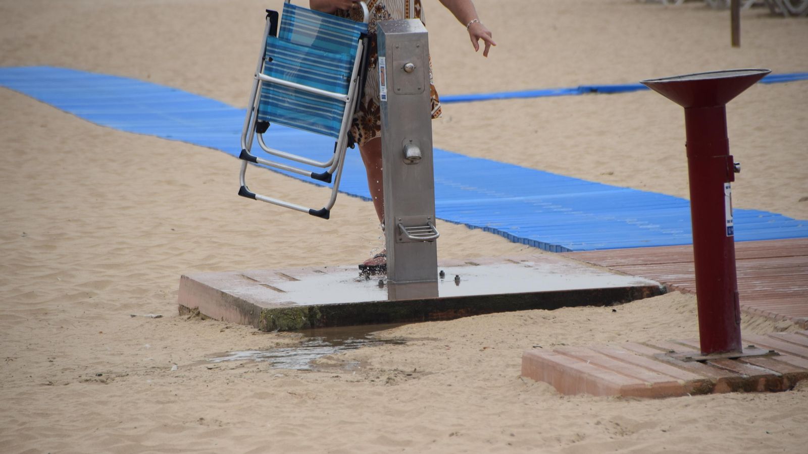Los lavapies acumulan agua, dejando una imagen antihigiénica