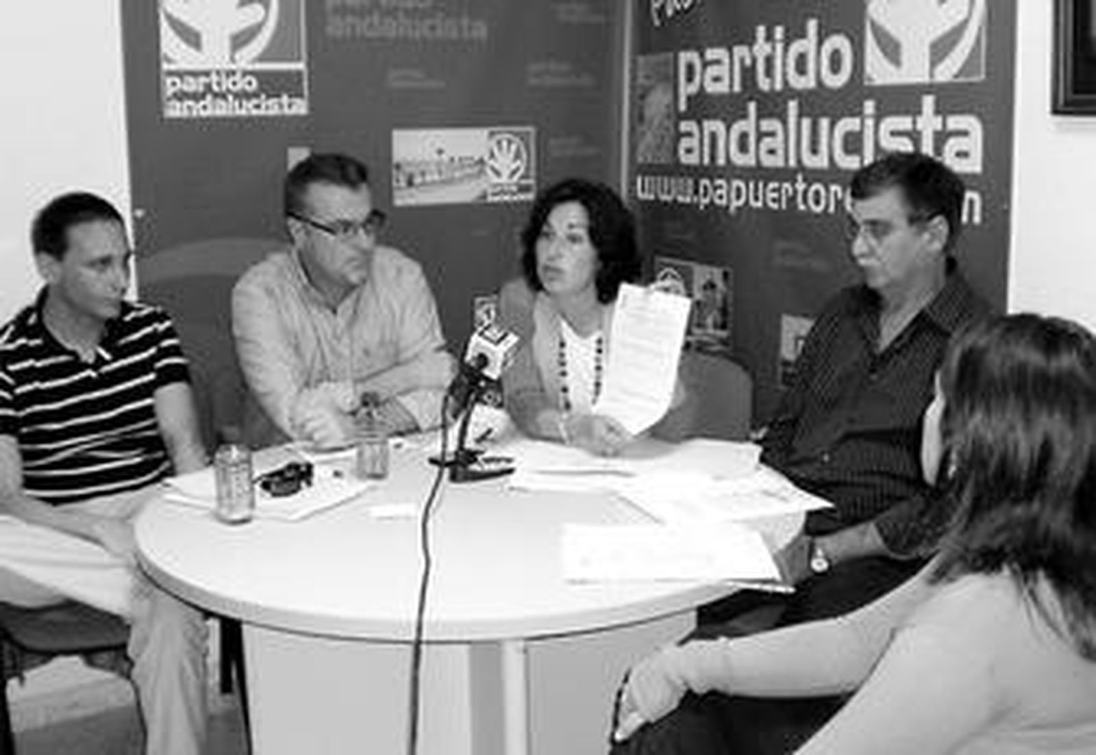 Momento de la rueda de prensa ofrecida ayer por la portavoz del grupo municipal del PA.
