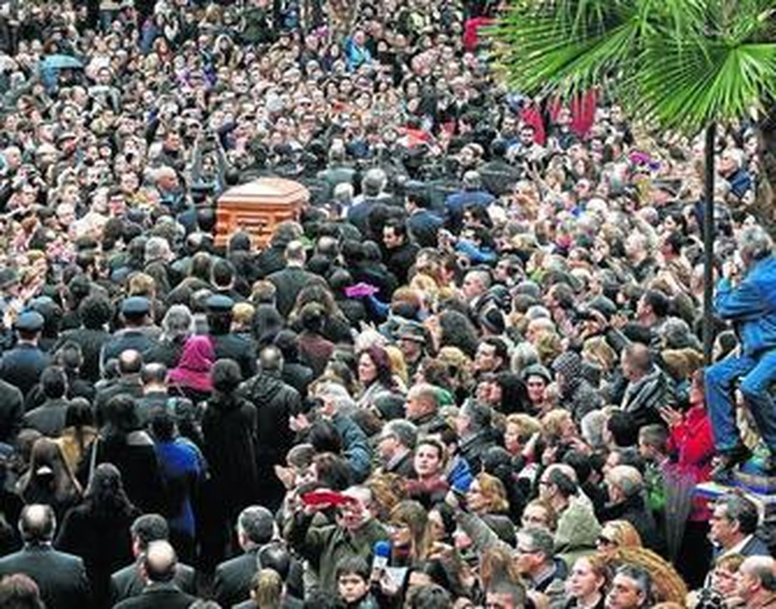 Imagen del cortejo fúnebre con los restos mortales de Paco de Lucía de camino a la iglesia de La Palma.