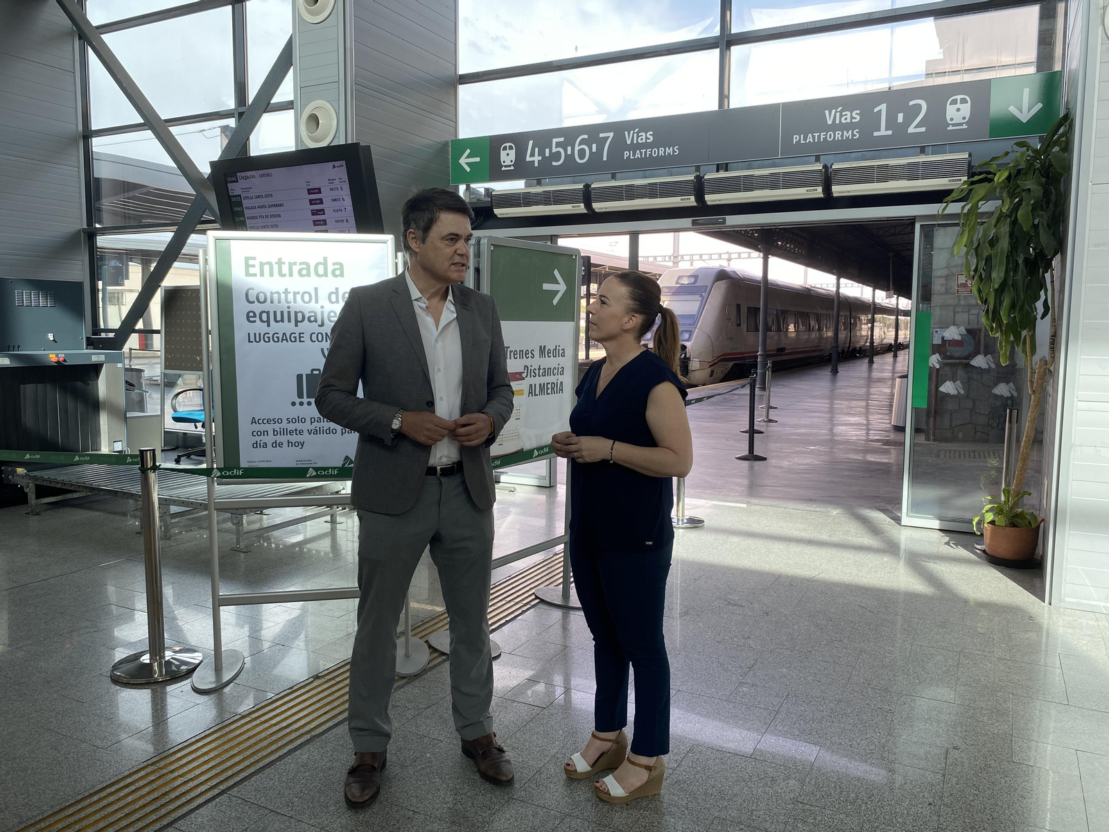 El diputado del PP Carlos Rojas en la estación de AVE de Granada El diputado del PP Carlos Rojas en la estación de AVE de Granada