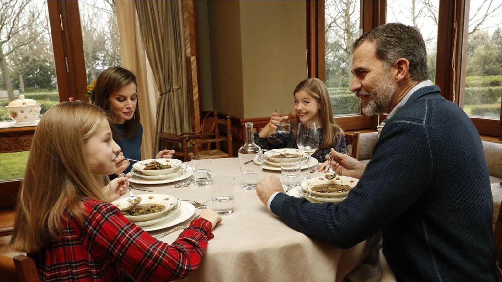 La infanta Sofía sonríe divertida a la cámara en una de las imágenes del vídeo de los Reyes en 2018.