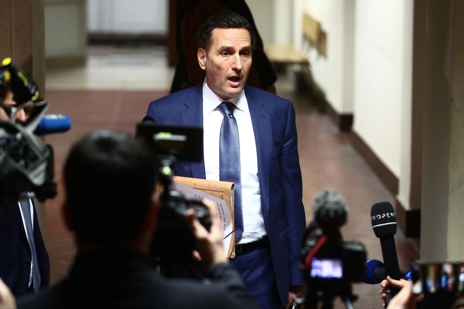 El abogado de Kaili, Michalis Dimitrakopoulos, se dirge a la prensa.