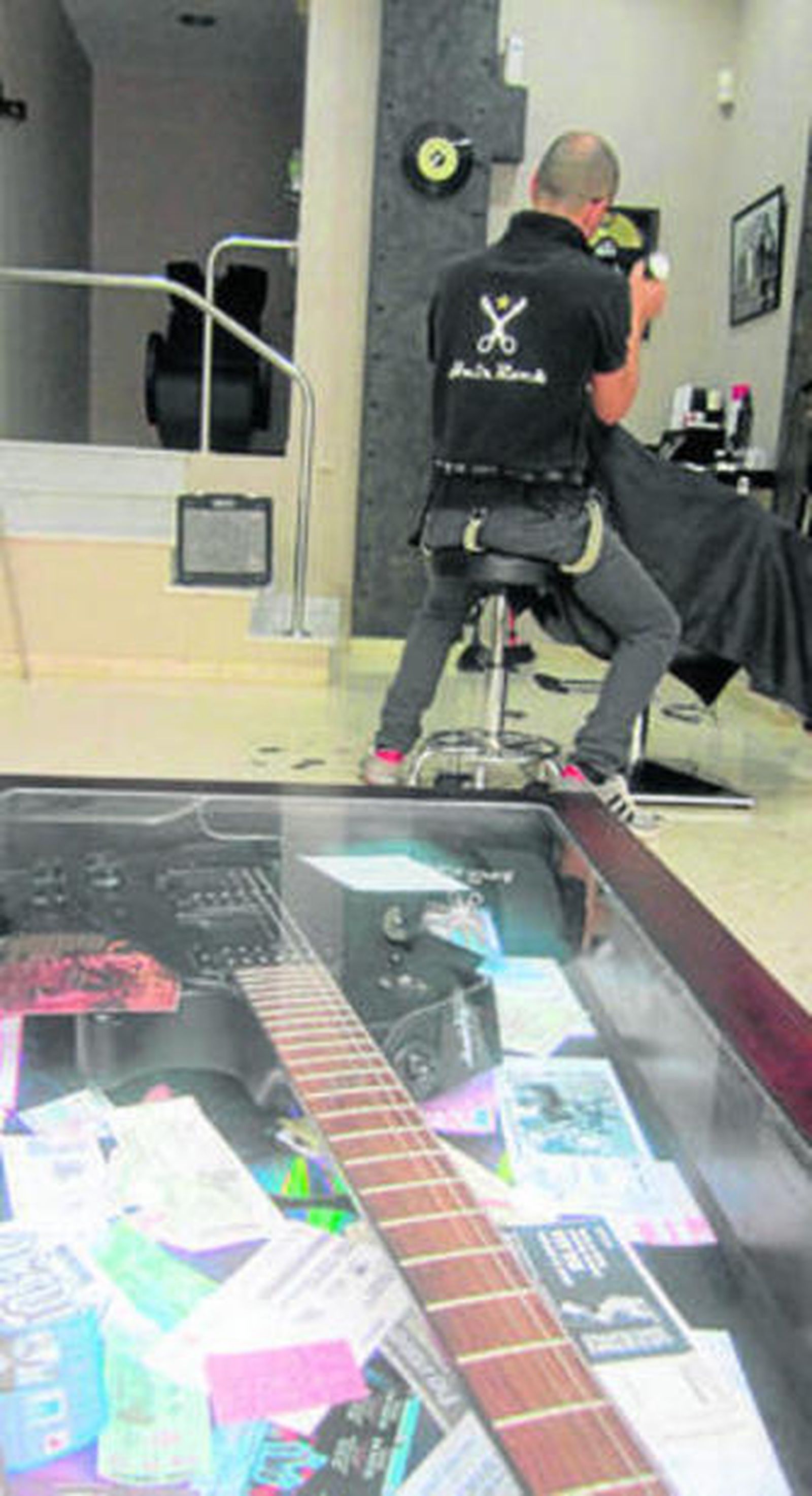 Una guitarra decora el interior de la mesa en la zona de espera.