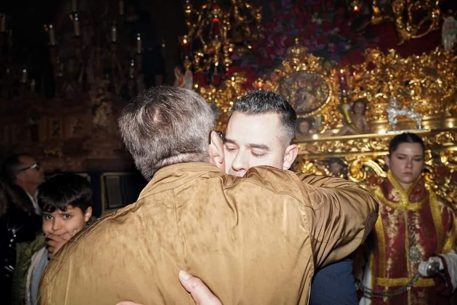 Abrazos y ofrendas florales ante los pasos.