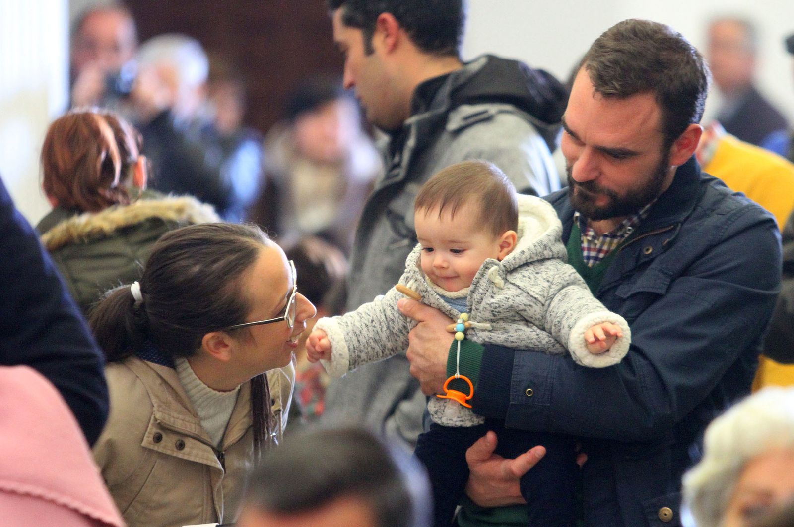 El Rocío celebra La Candelaria con la presentación de los niños a la Virgen, en imágenes