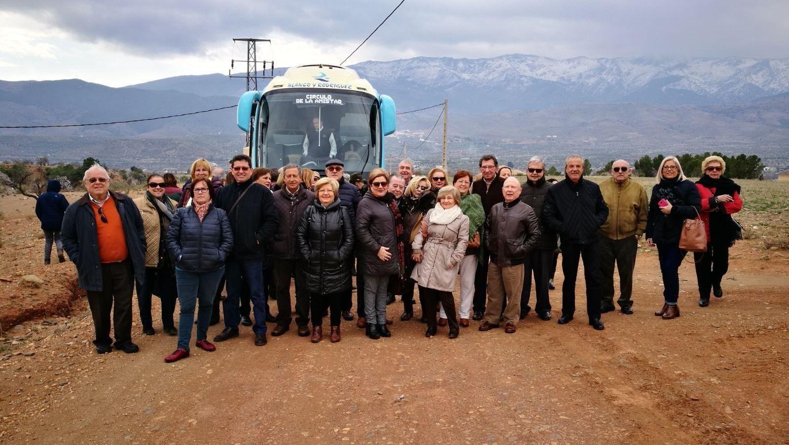 Los socios de la Peña Círculo de la Amistad a su llegada a la bodega.