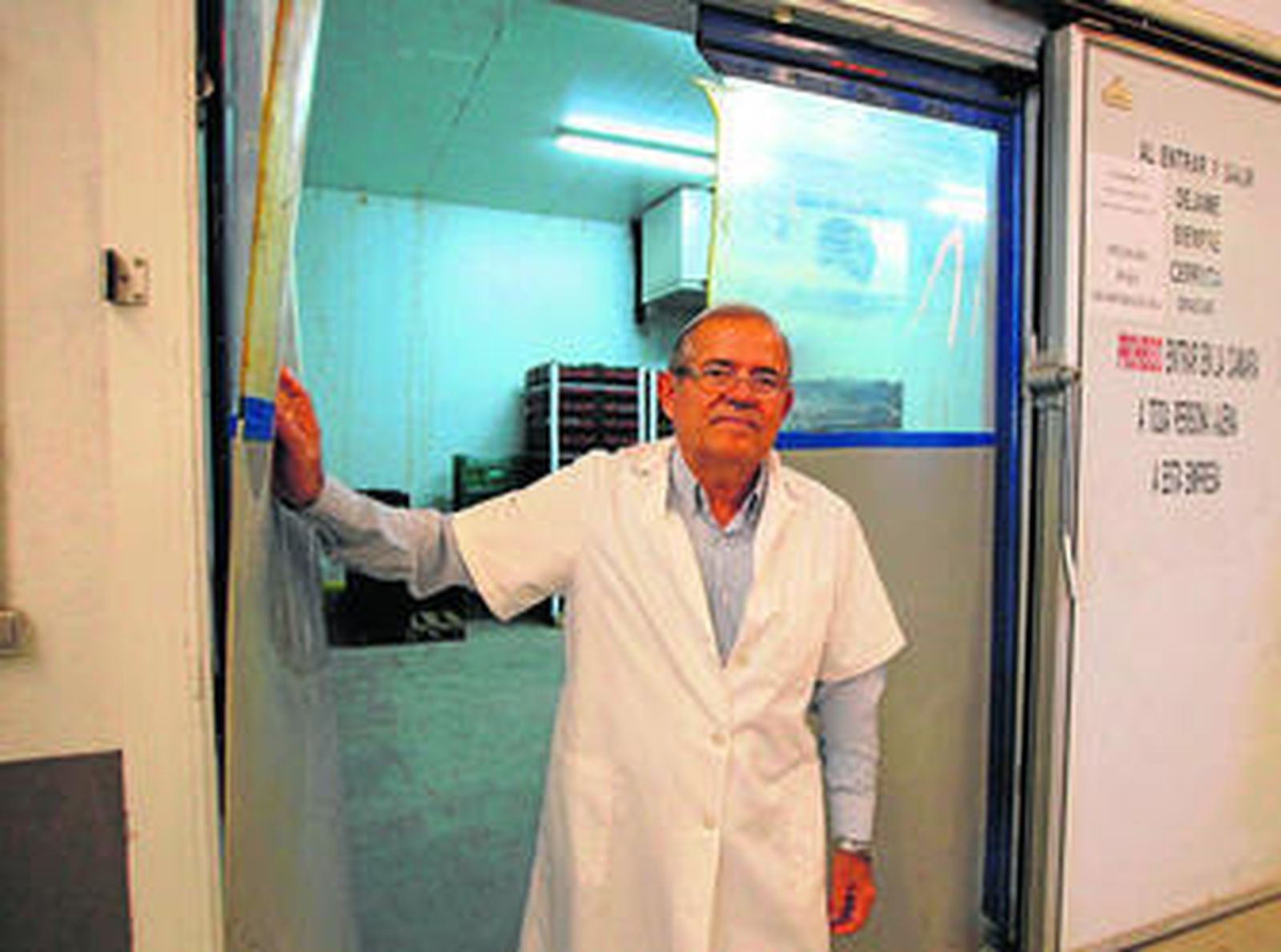 Pascual Soler, presidente de Tomasol, junto a la cámara para los productos hortofrutícolas.