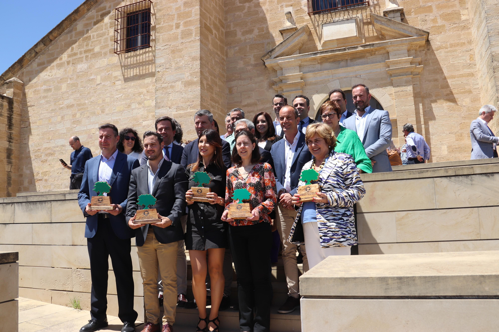 Foto de familia de los premiados por la DOP Aceite de Lucena. Foto de familia de los premiados por la DOP Aceite de Lucena.