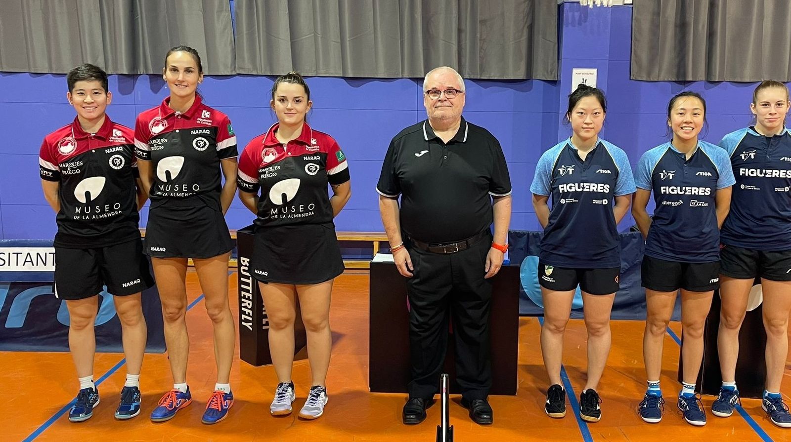 Formación del Museo de la Almendra ante el Tramuntana.