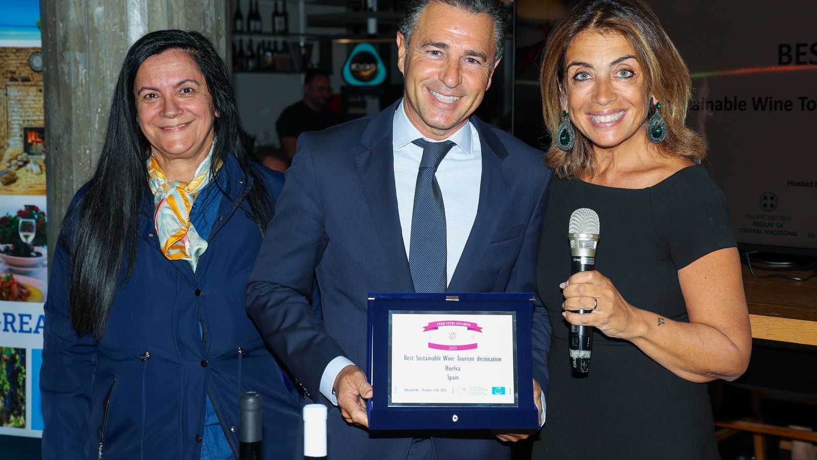 Felipe Arias recoge el premio en la gala en Tesalónica.