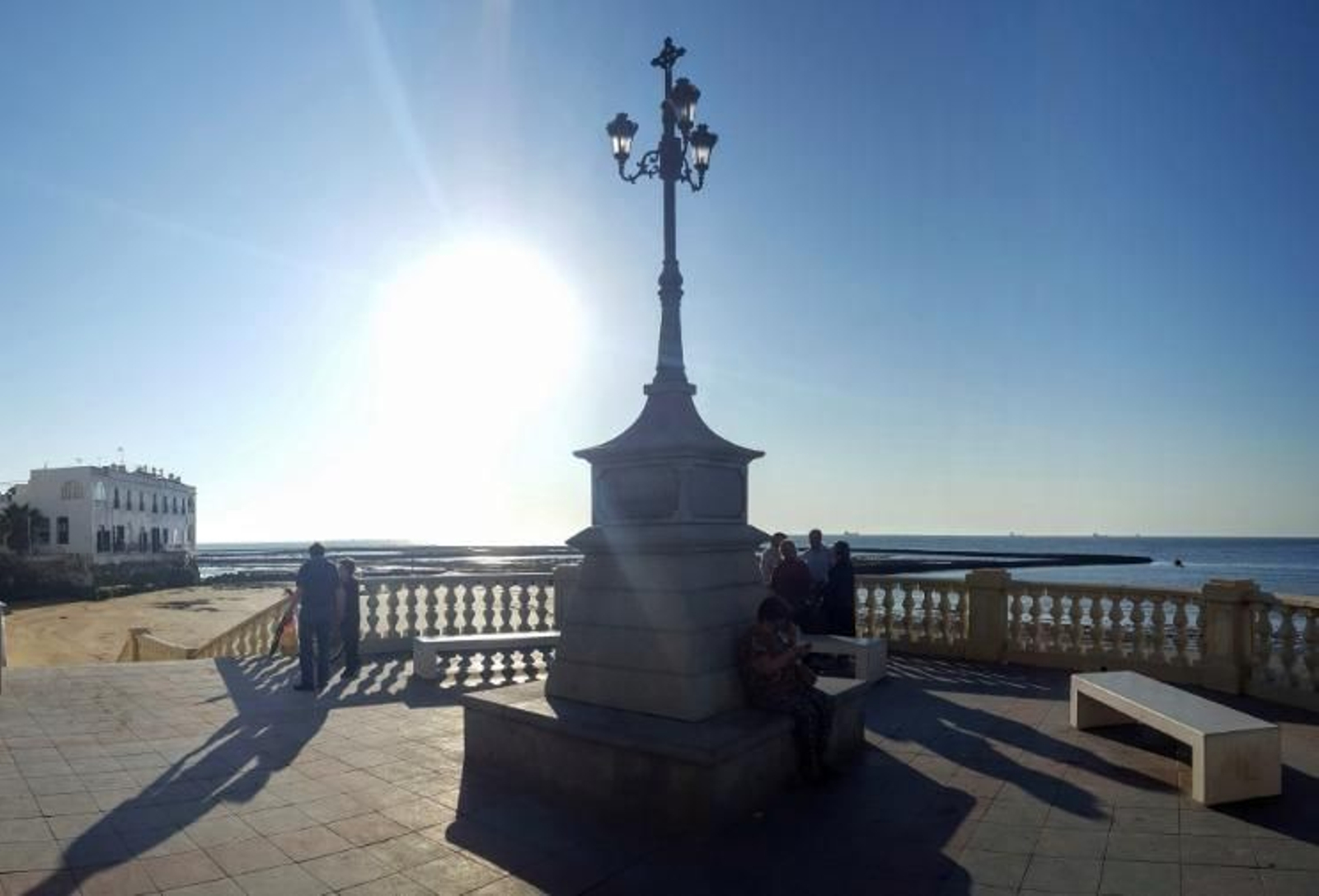 La cruz del mar, en el paseo marítimo de Chipiona. La cruz del mar, en el paseo marítimo de Chipiona.