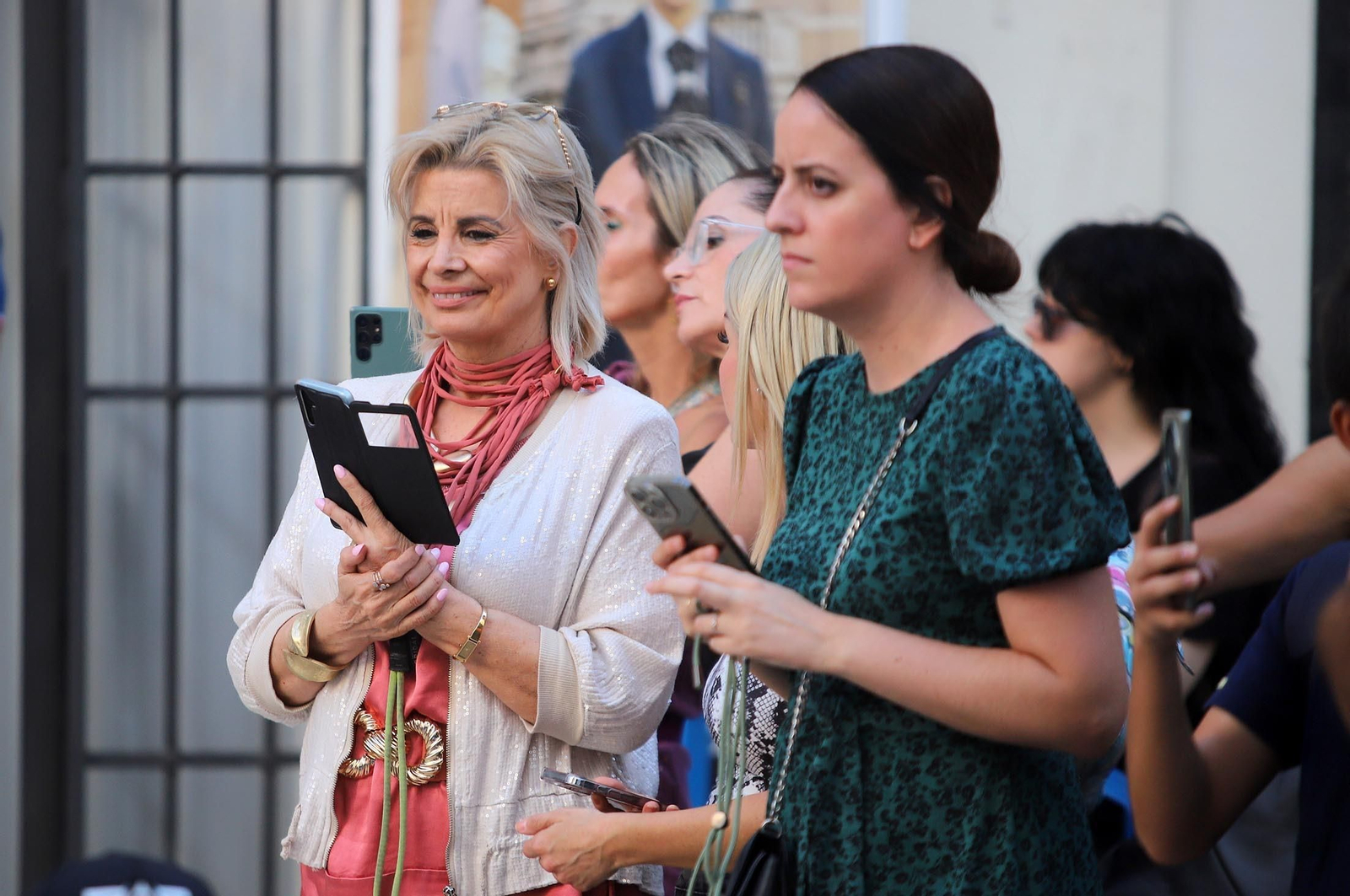 Imágenes de Huelva en blanco y azul, la noche del comercio