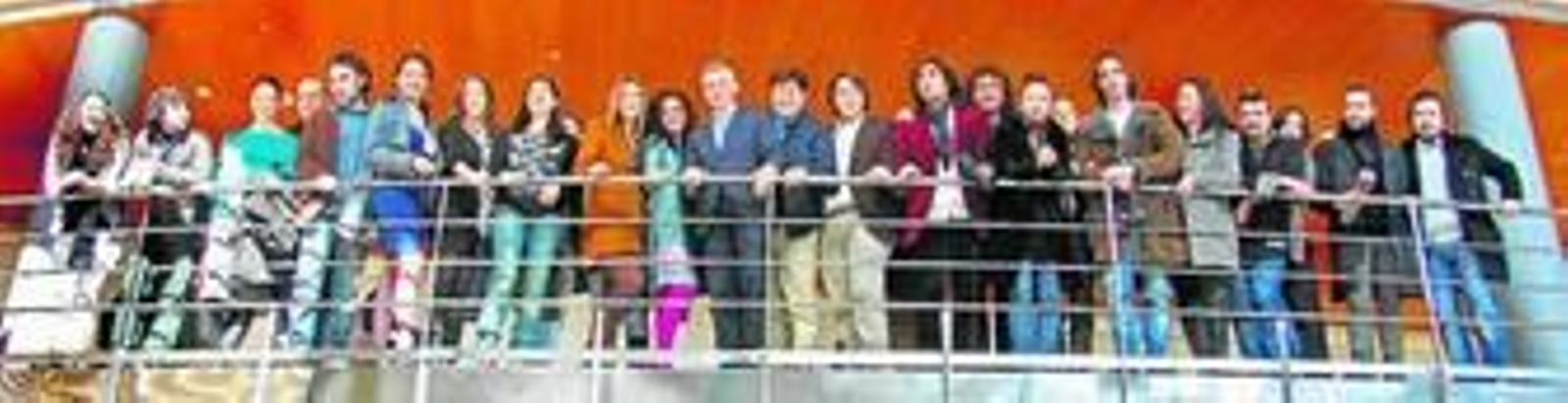 Retrato de familia del consejero Paulino Plata y la directora de la Agencia del Flamenco (centro) en el Teatro Central, con algunos de los artistas que componen el cartel del ciclo.