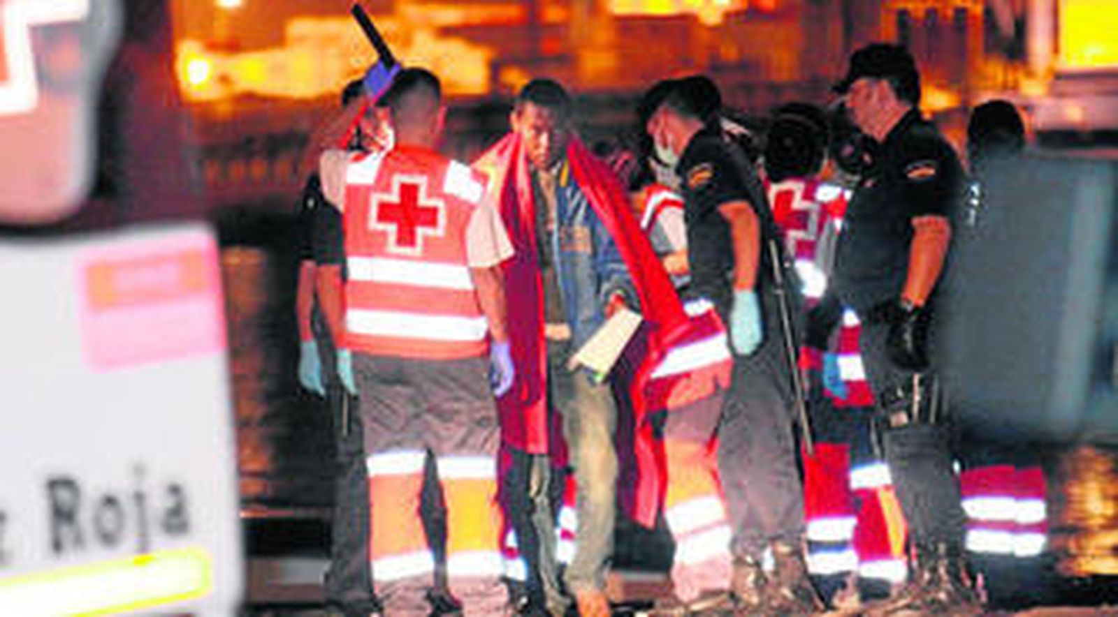 Cinco ambulancias de la Cruz Roja se encargaron de atender a los 44 inmigrantes.