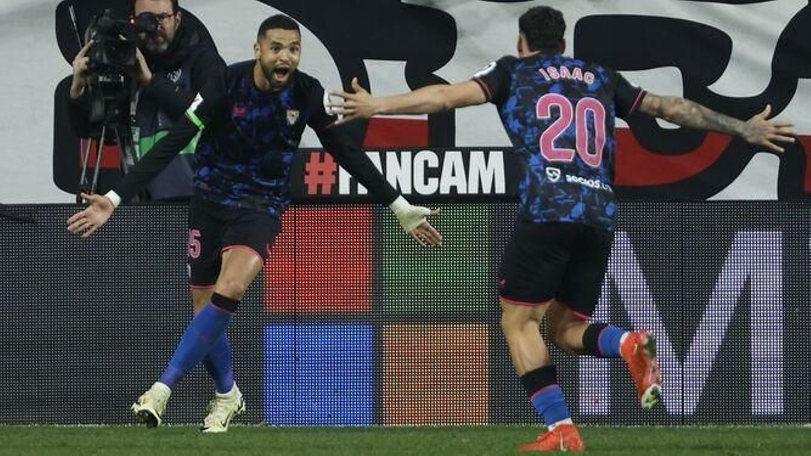 En-Nesyri celebra con Isaac el segundo de los goles sevillistas. En-Nesyri celebra con Isaac el segundo de los goles sevillistas.