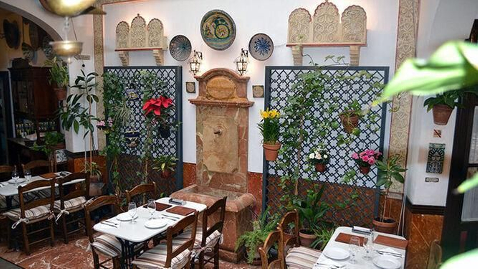 Patio de Taberna Salinas, donde hacen  una de las mejores croquetas de la ciudad