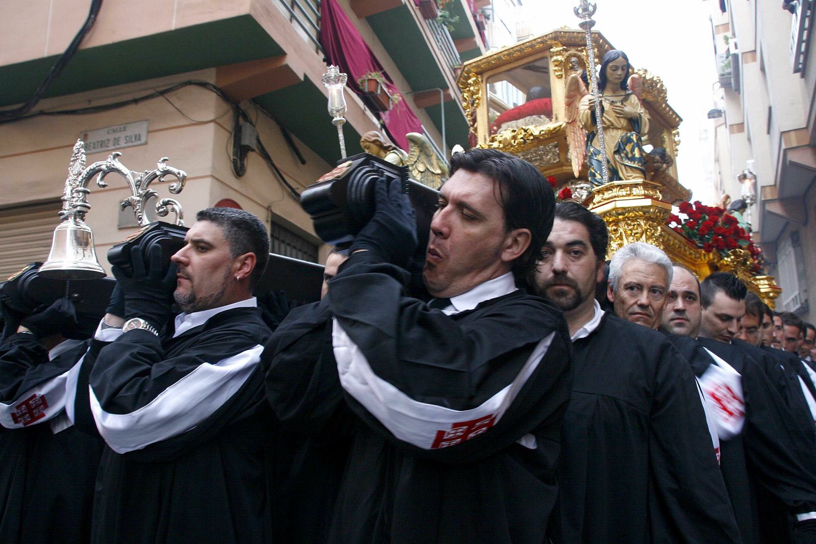 El peso del trono y la estrechez de las calles muestran el esfuerzo al portar el Santo Sepulcro
