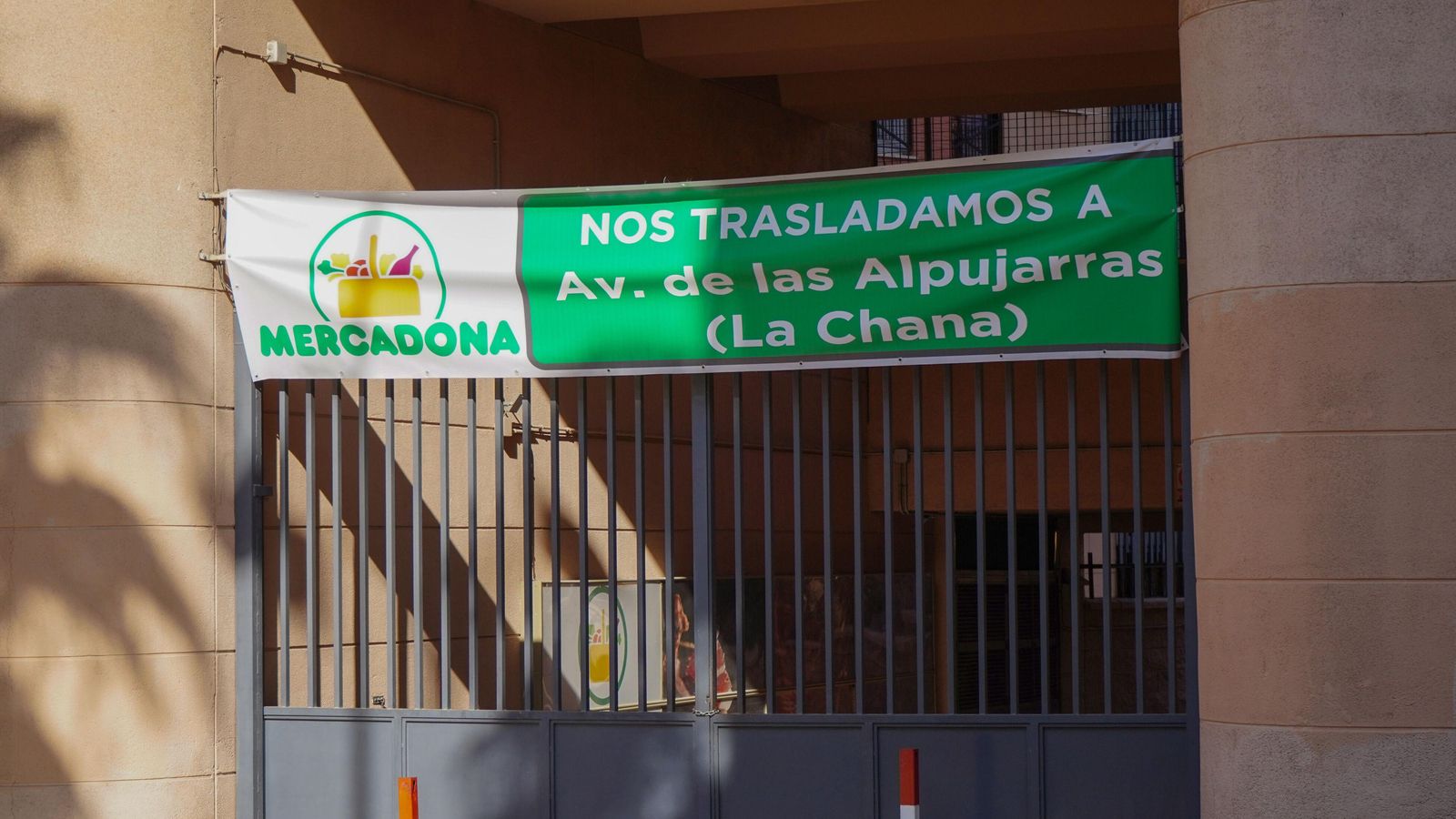 Cartel con la nueva ubicación del supermercado.