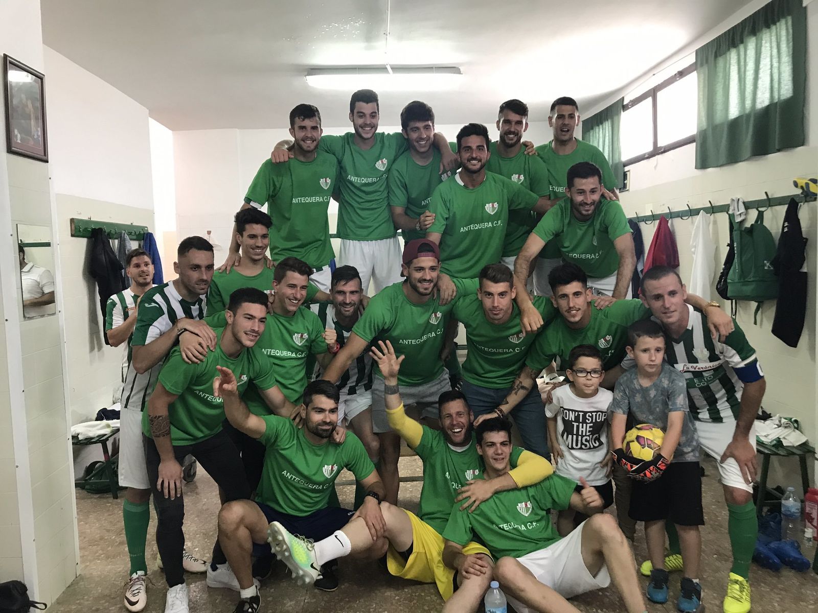 Los jugadores del Antequera celebran el triunfo en el vestuario