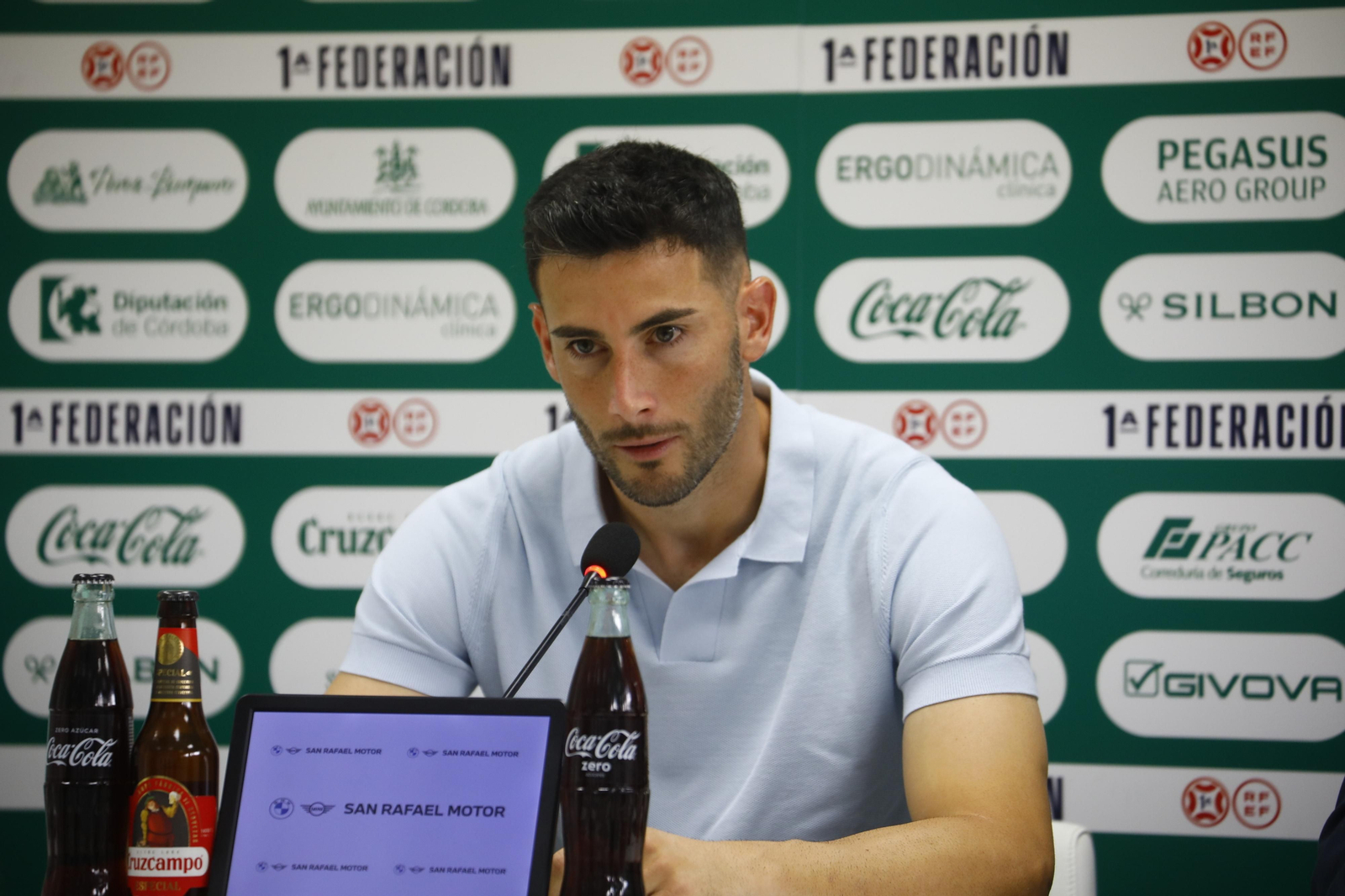 Las mejores fotos de la presentación de Carlos Albarrán con el Córdoba CF