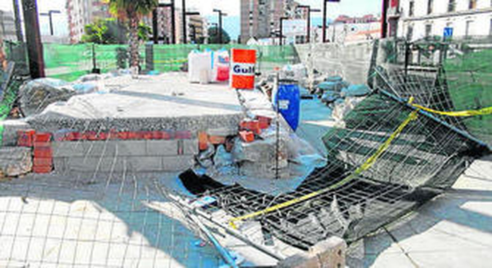 Imagen de archivo de una valla tirada en el lugar de la obra.