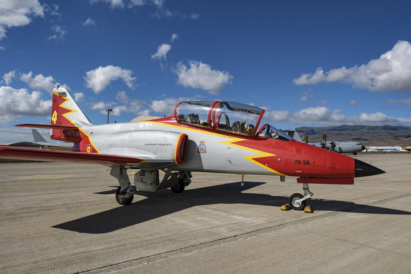 Espectaculares fotos de las acrobacias de la Patrulla Águila: cuatro décadas surcando los cielos