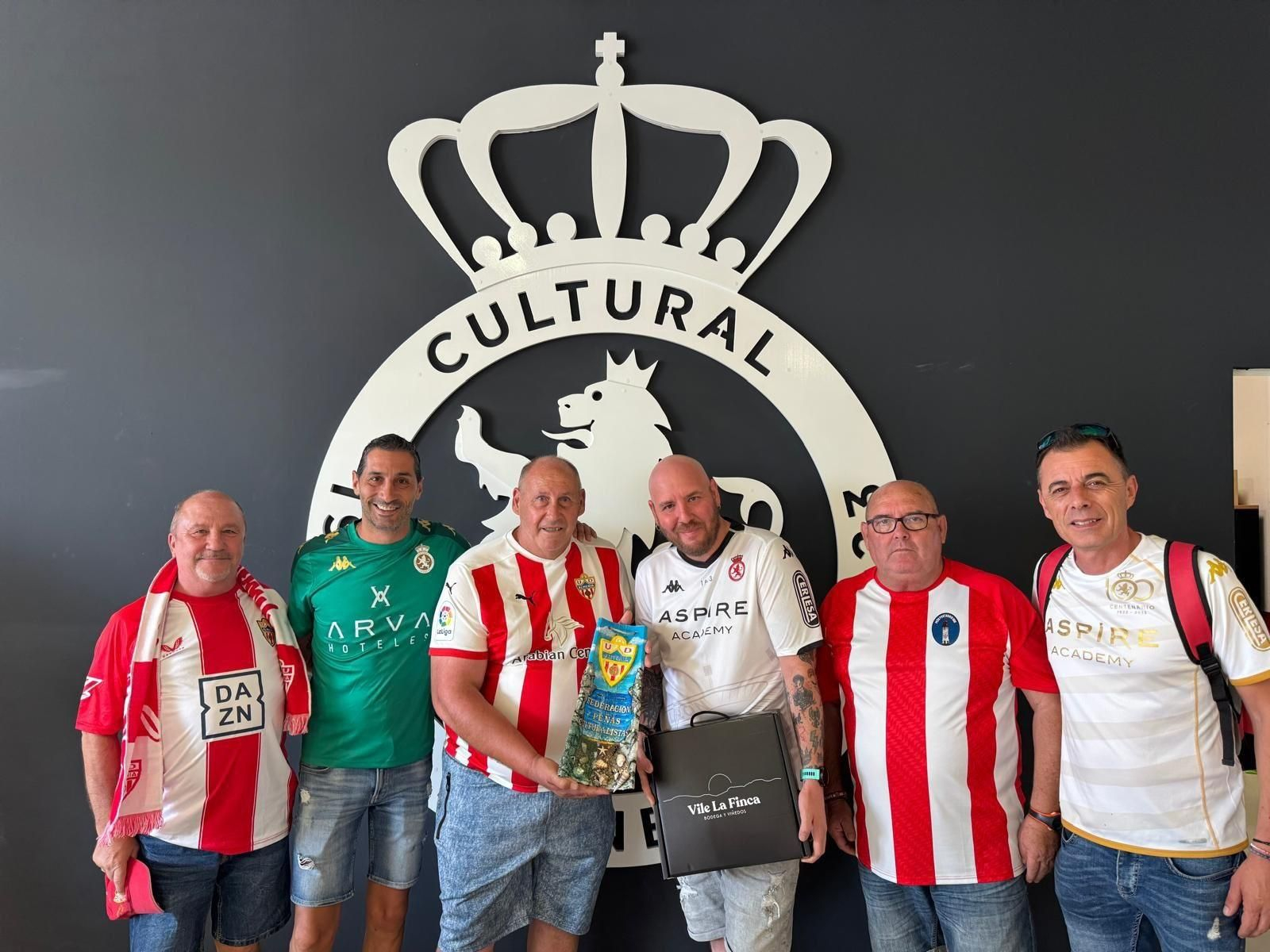 Baldomero Titos, presidente saliente de la Federación de Peñas rojiblancas, en un acto de hermanamiento con las peñas de la Cultural Leonesa