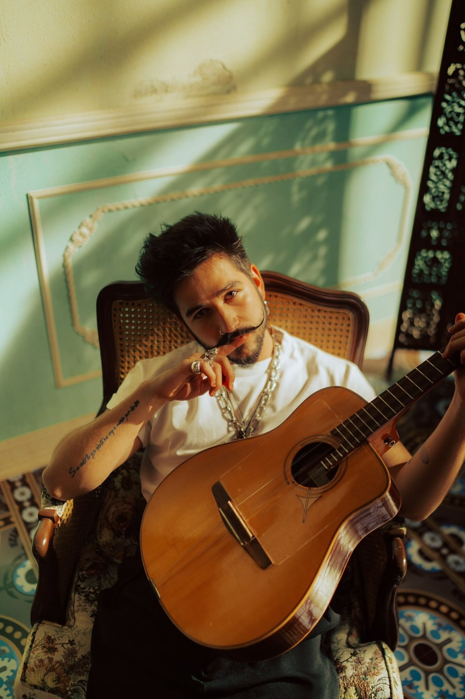 Foto de Camilo con su guitarra. /TWITTER @CAMILOMUSICA