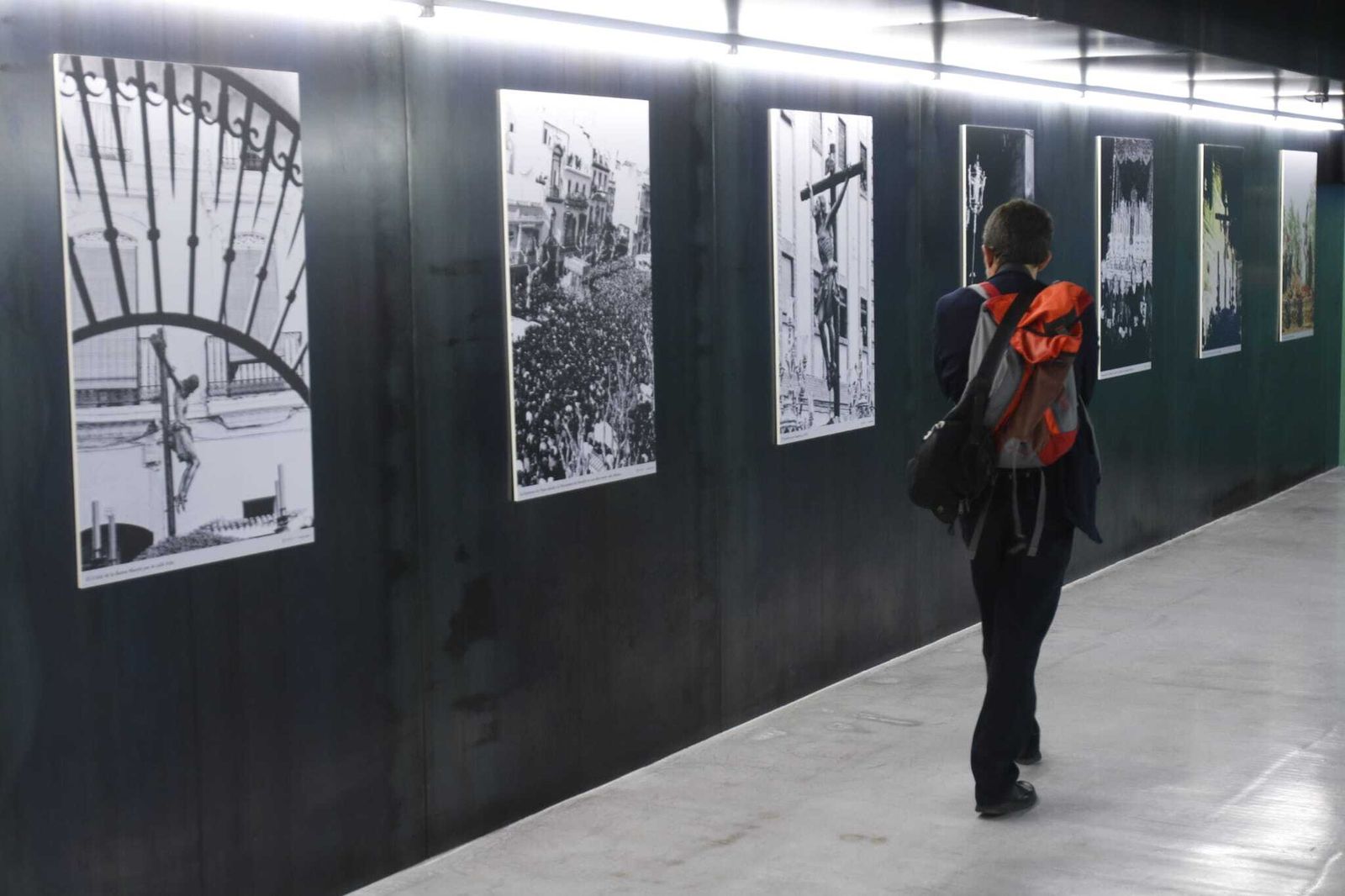 El fotógrafo Rafael Alcázar pasea por la exposición de su compañero en Caixaforum.