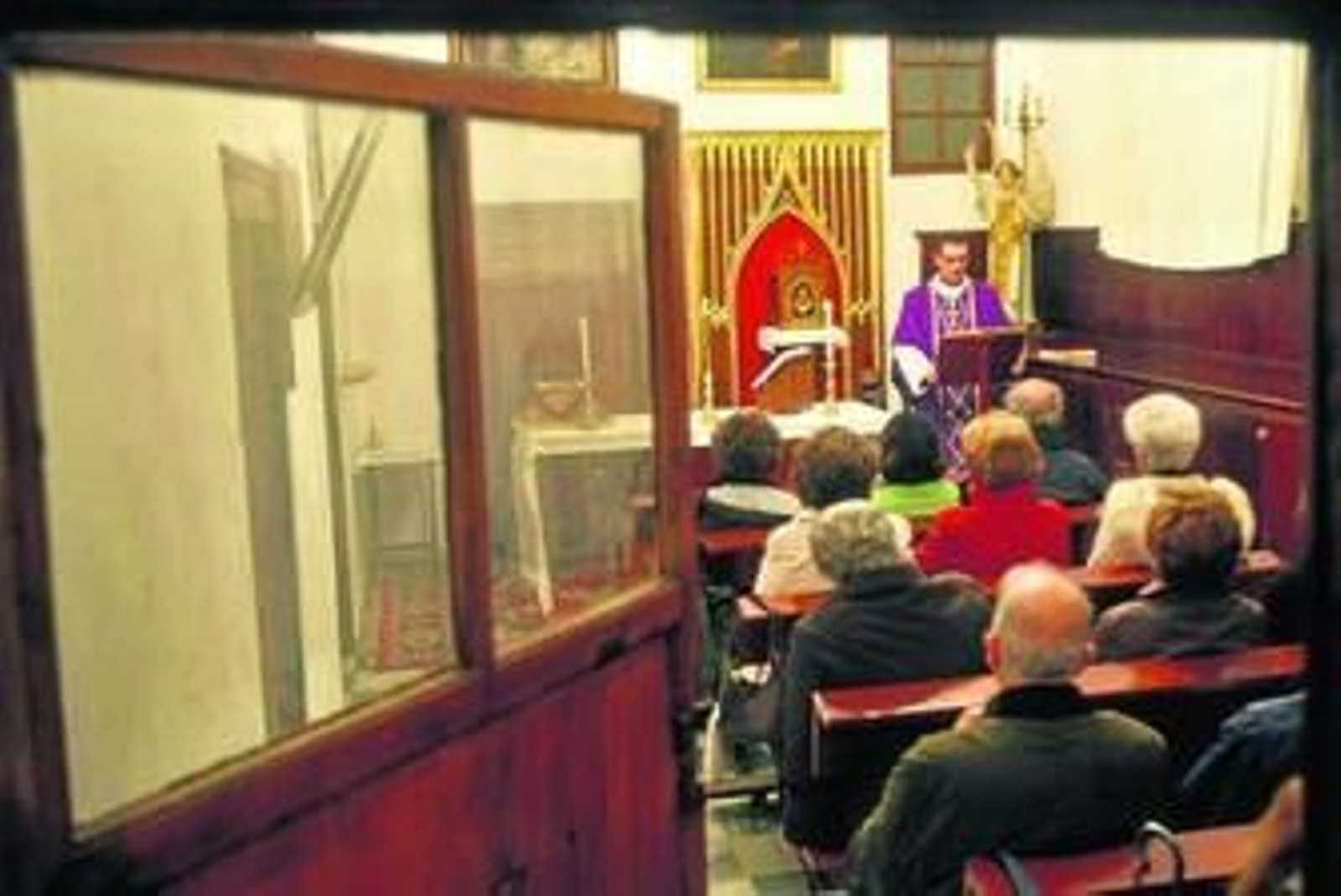 Un momento de la misa celebrada en la tarde de ayer en la sacristía de la Castrense.