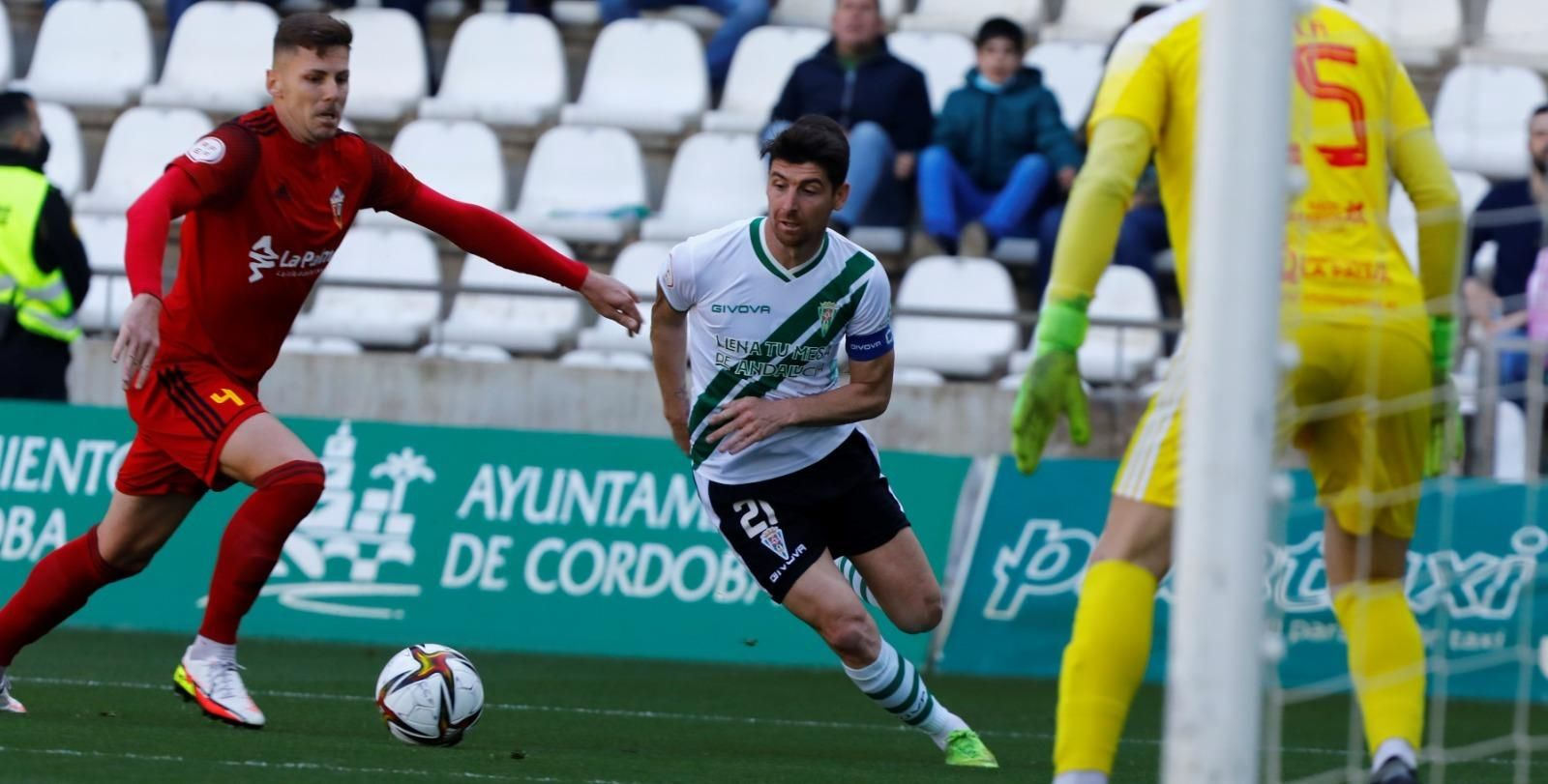 Javi Flores porta la camiseta especial que el Córdoba CF vistió el curso pasado por el Día de Andalucía.