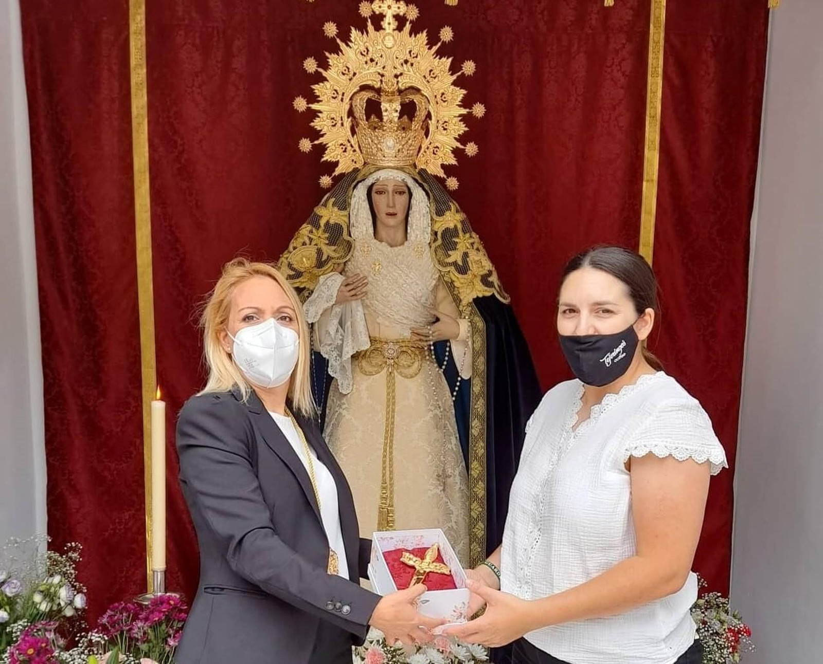 Remedios Sánchez, hermana mayor de la corporación, junto a la devota Esther Ramírez.