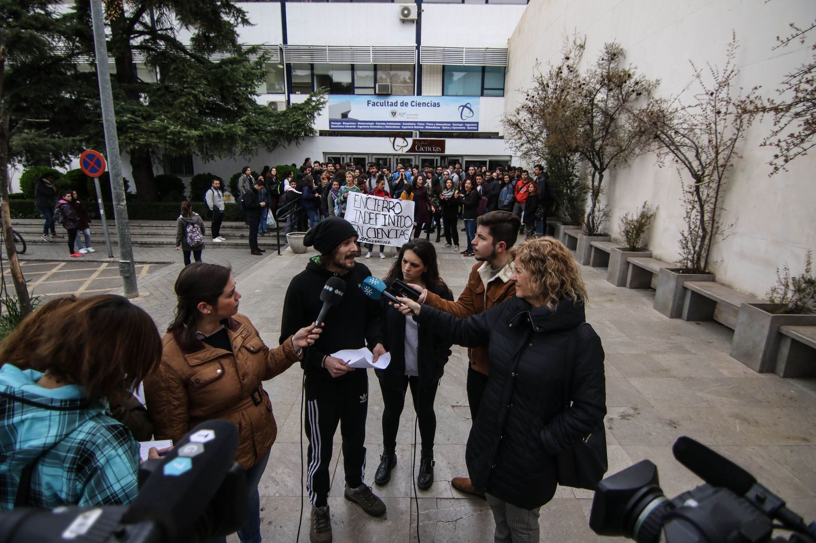 Protesta ayer de un grupo de alumnos en la entrada de la Facultad de Ciencias de la UGR.