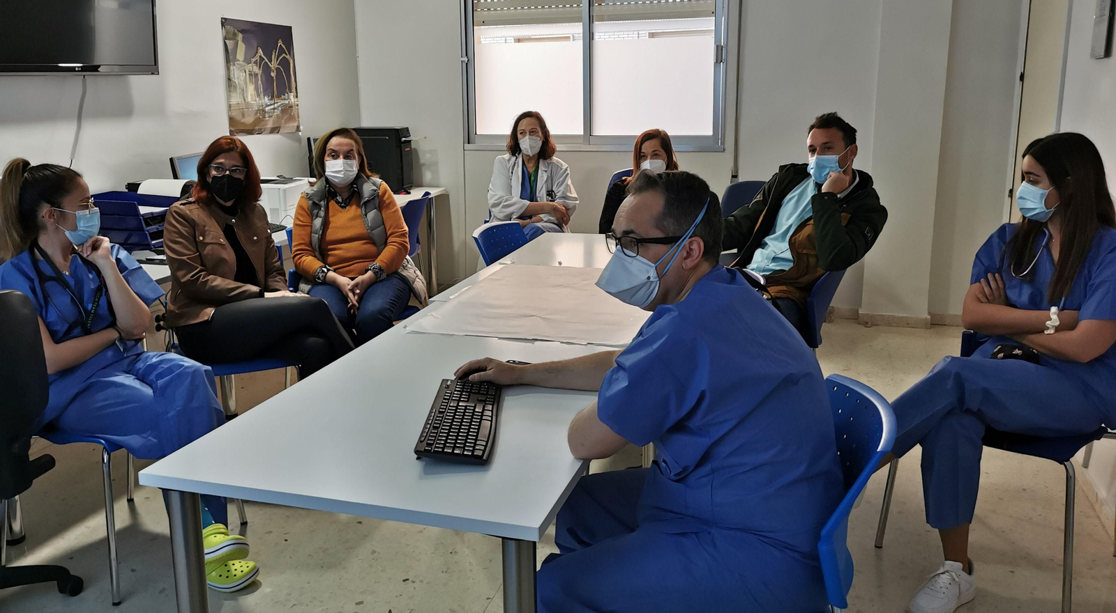 Reunión semanal sobre SENSAR de profesionales y residentes del Servicio de Anestesiología con la jefa del servicio, Mercedes Echevarría, al fondo.