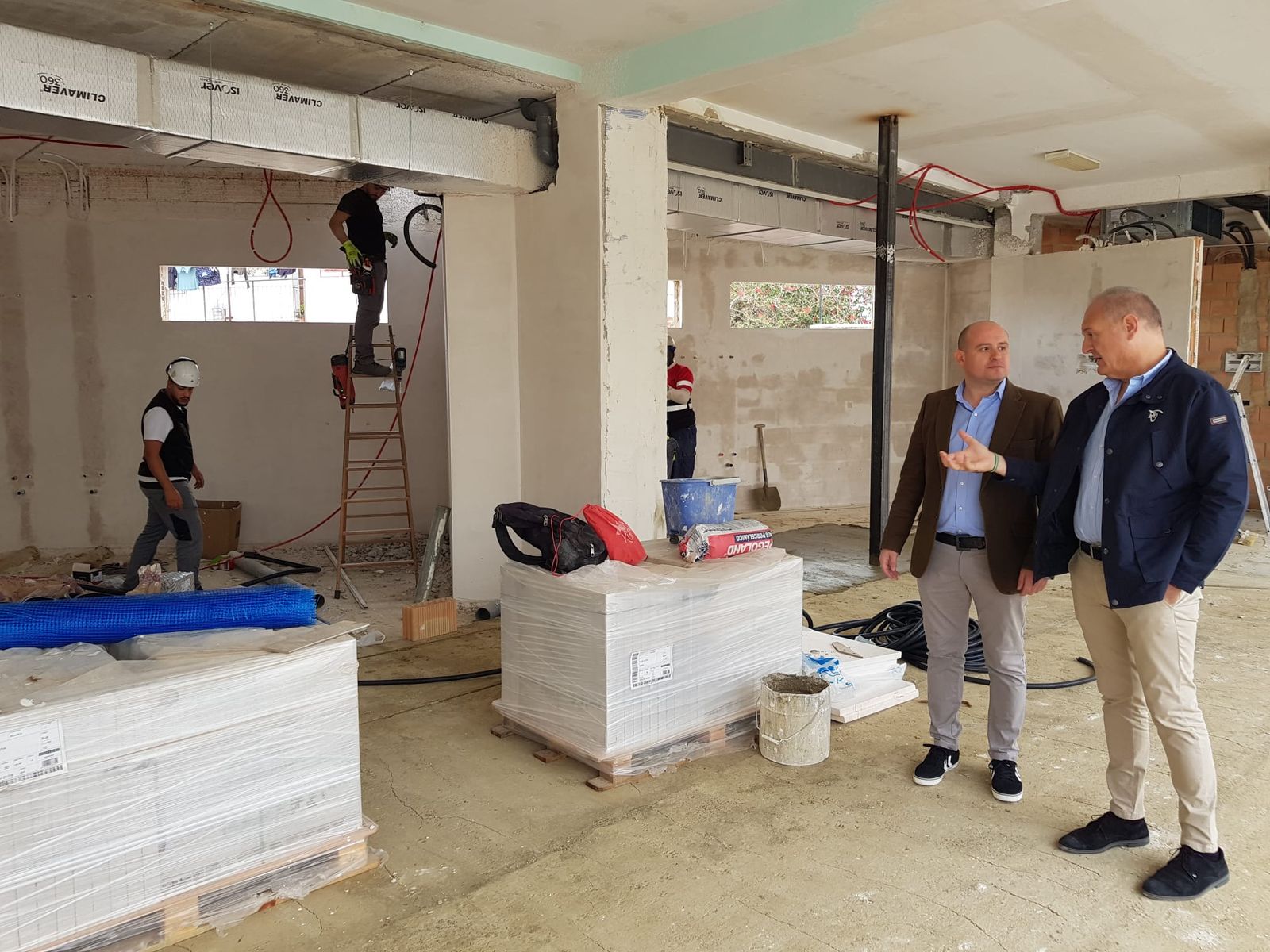 Antonio Martínez y Antonio Fernández visitan las obras de la futura plaza de abastos de Cuevas.