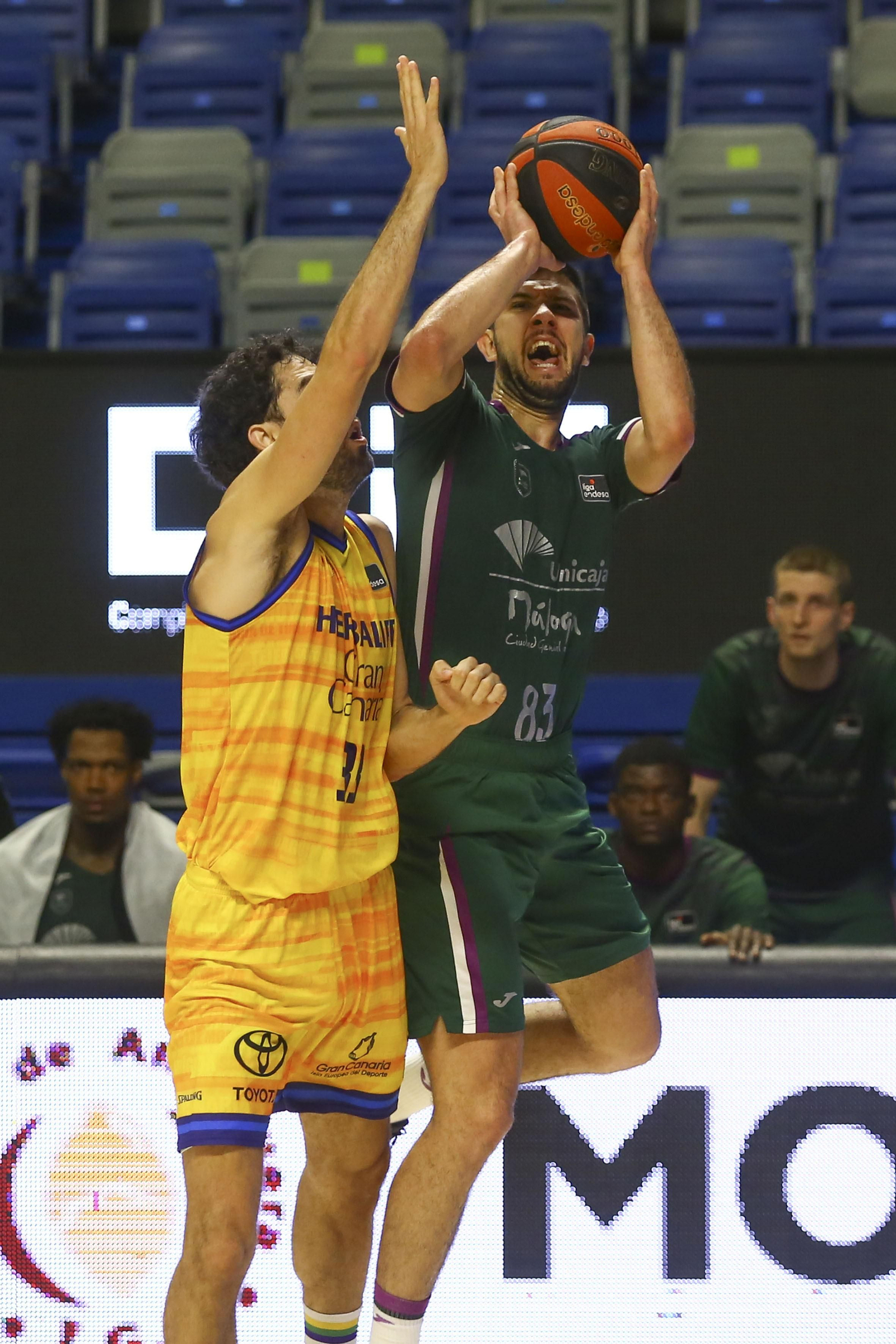 Bouteille tira y mete con una falta de Beirán.