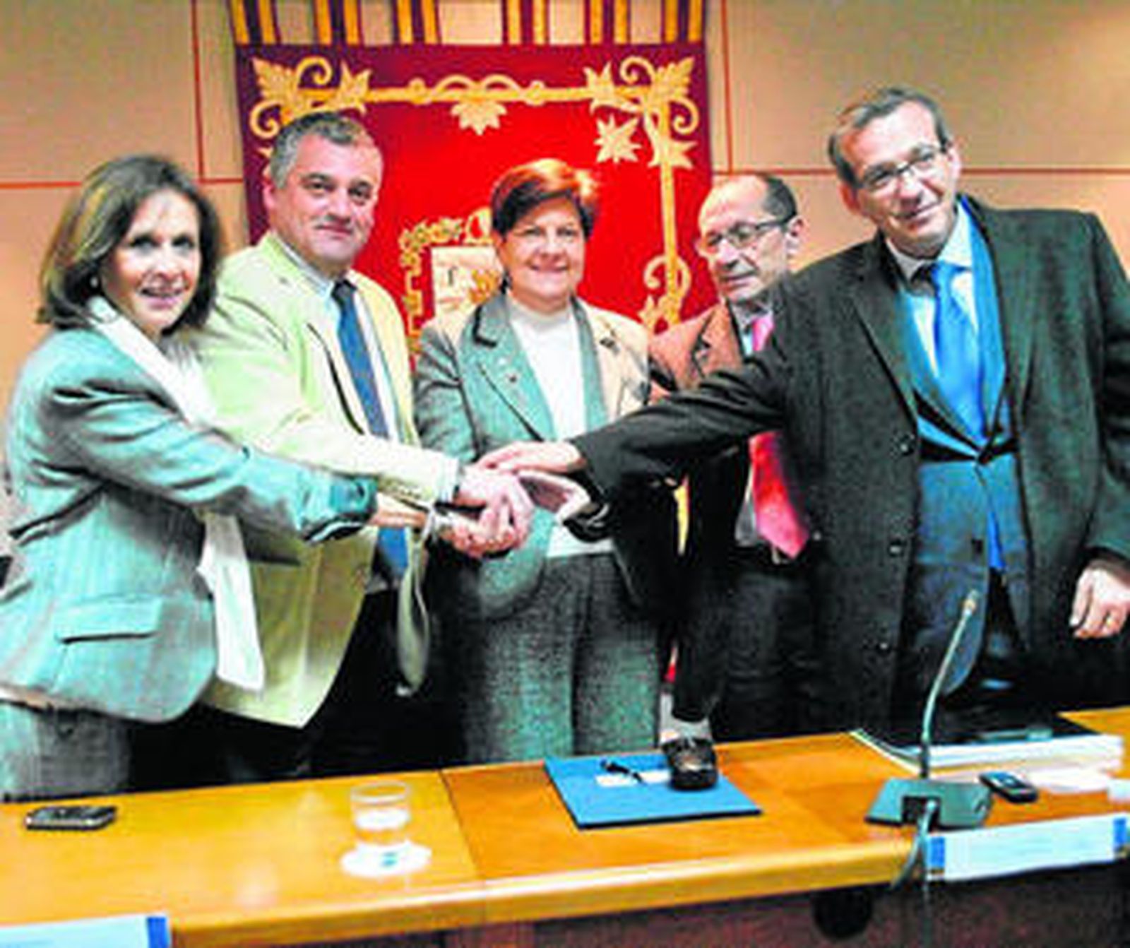 La consejera de Obras Públicas (en el centro) entregó ayer la concesión al alcalde.