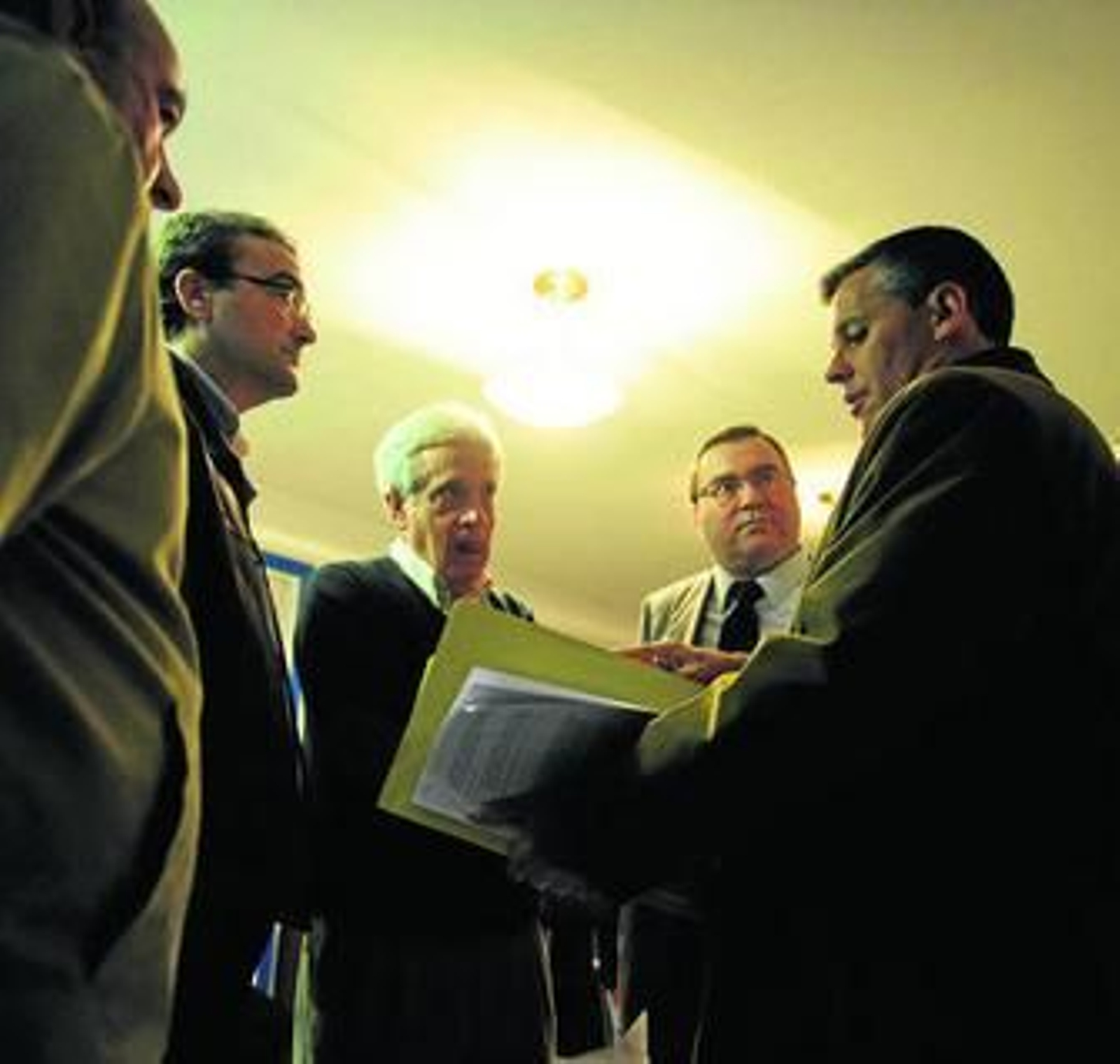 Cano, el miércoles, con otros miembros de Ciudadanos, mientras intenta que acepten sus afiliaciones.