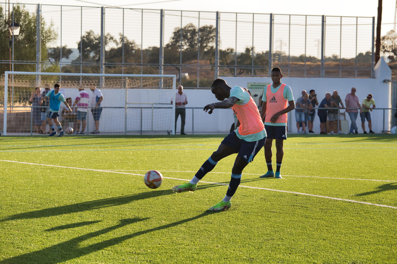 Imagen de archivo. Mbaye en un calentamiento de un partido previo de la pretemporada.