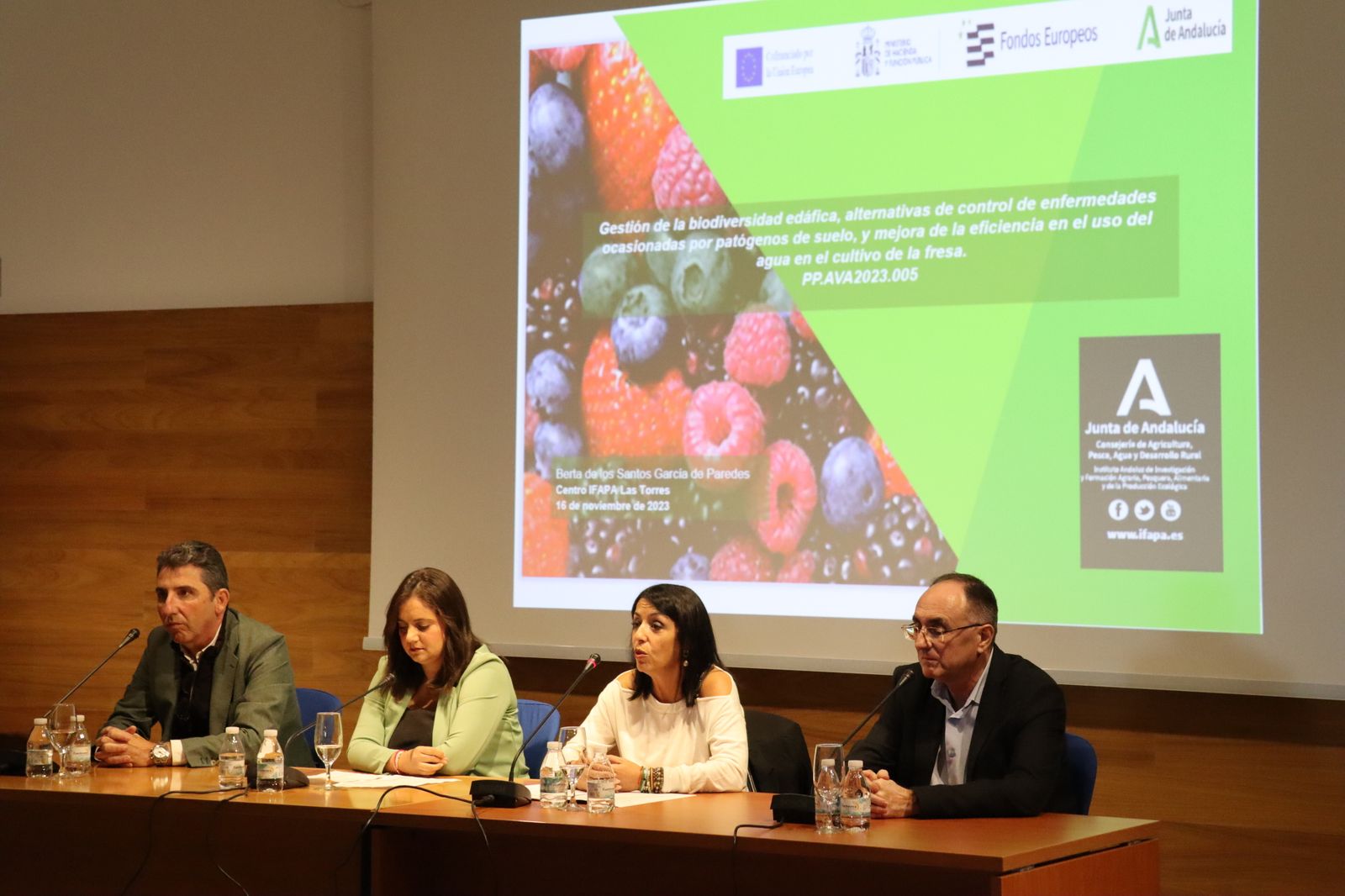 La presentación de los resultados de los ensayos con variedades de fresas.