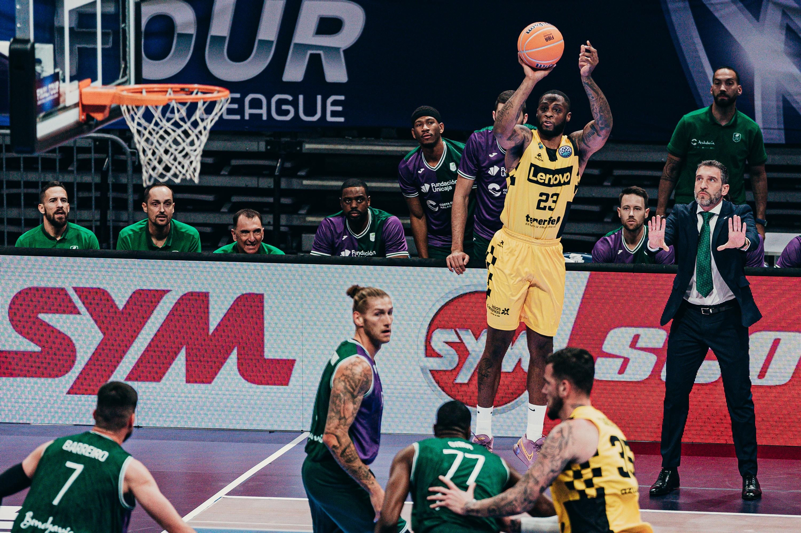 Las fotos de la final de la BCL entre Lenovo Tenerife y Unicaja Baloncesto