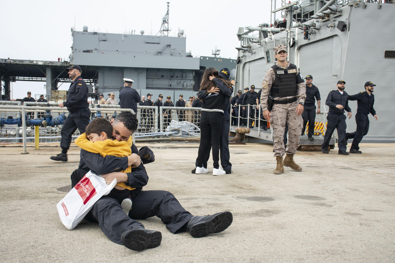 Armada: Así ha sido el recibimiento a la fragata 'Navarra' a la Base de Rota