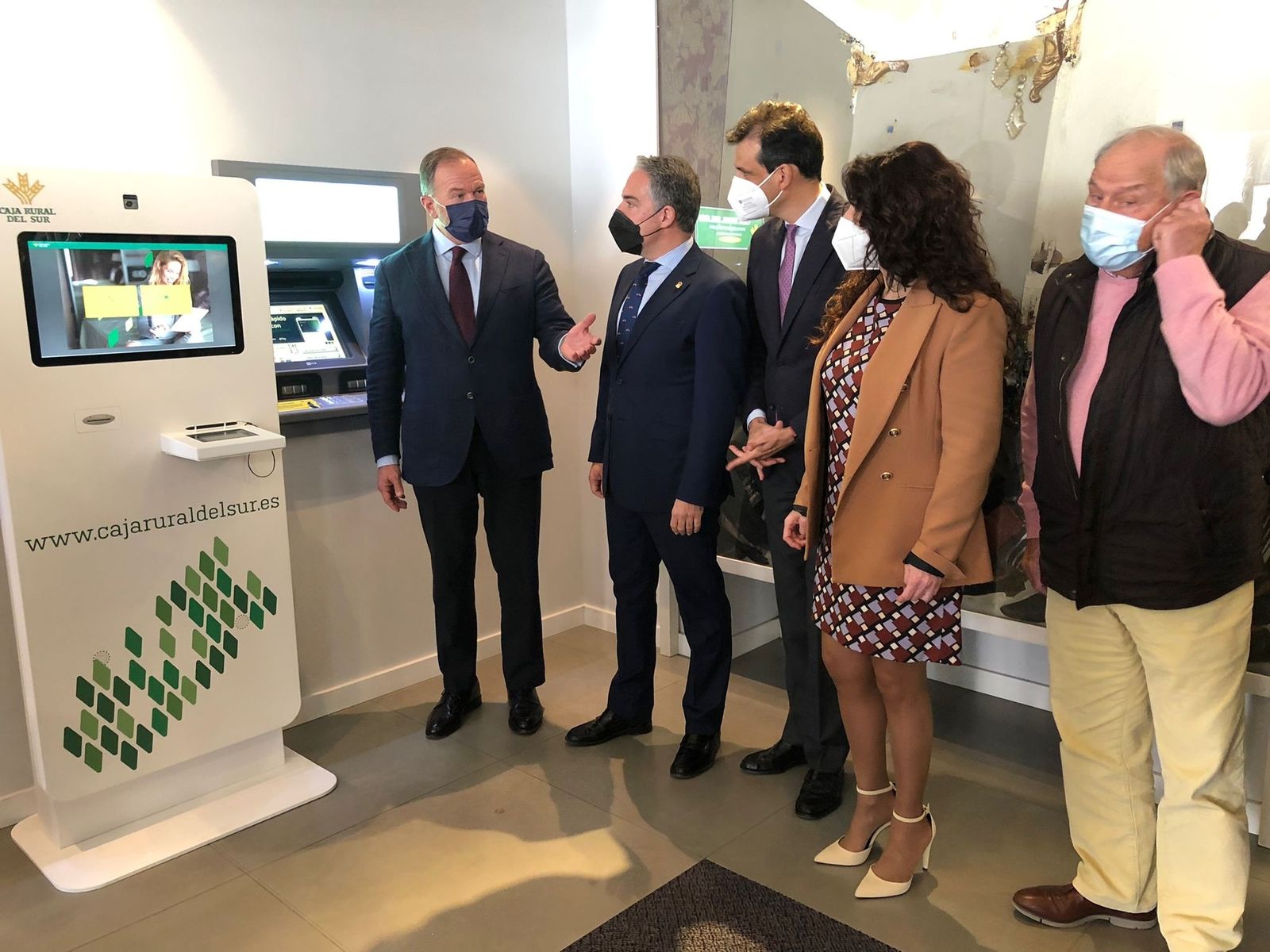 José Luis García-Palacios junto con Elías Bendodo, Rocío Ruiz y los responsables de Vodafone.