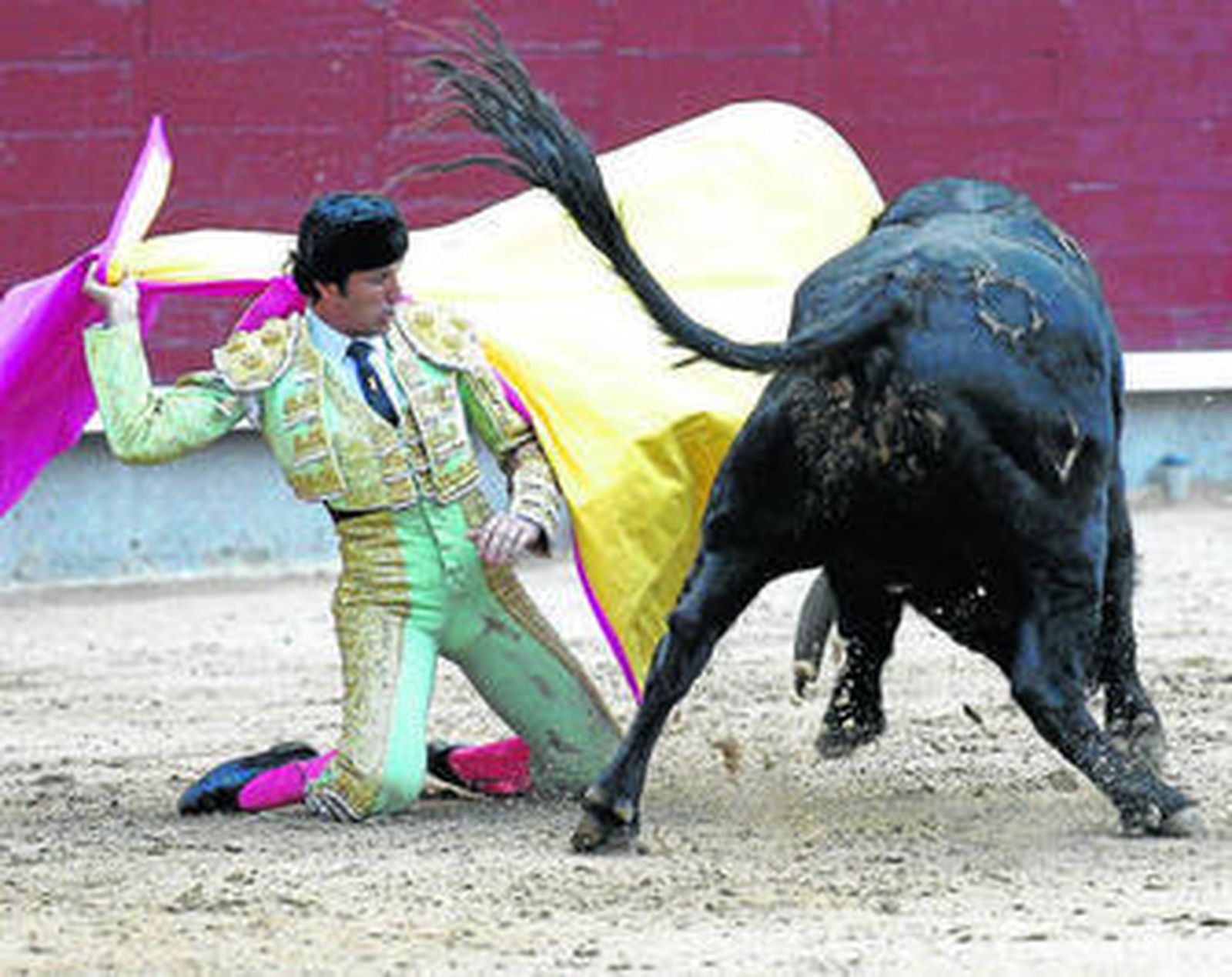 David Mora, el triunfador del festejo, comenzó así la tarde, parando a porta gayola a su primero.