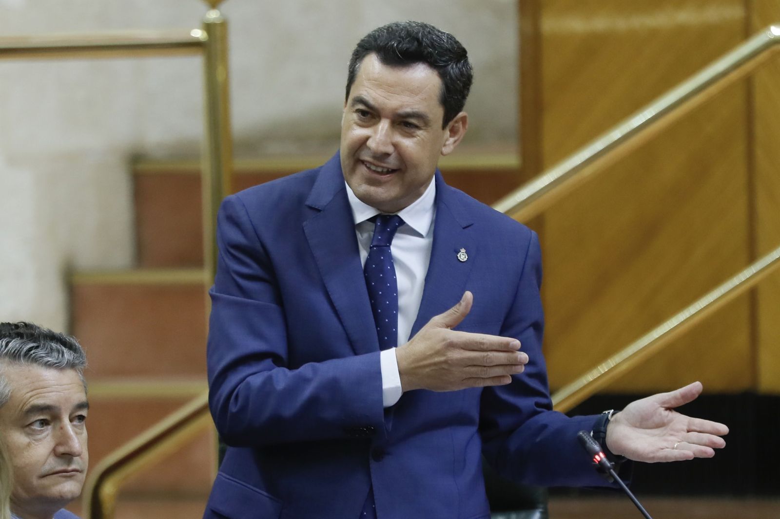 Juanma Moreno, en una sesión de control.